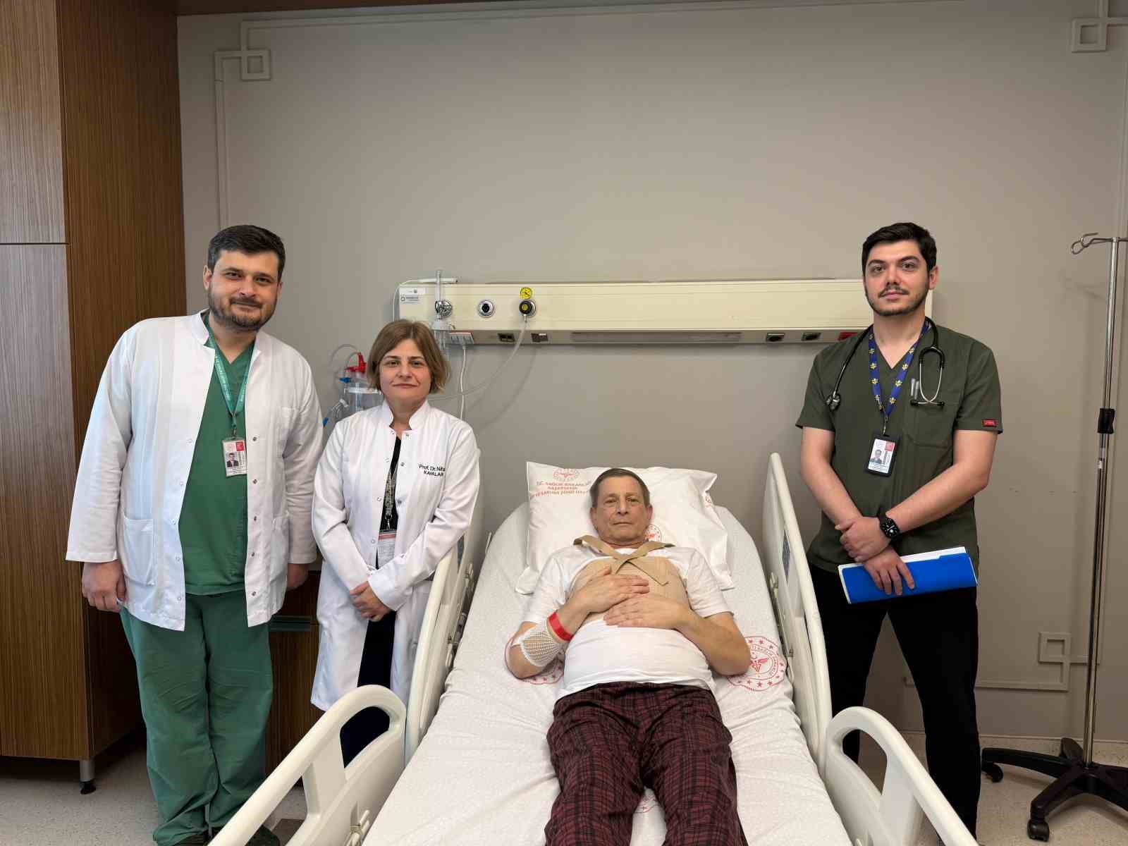 havalimaninda kalbinden rahatsizlanan hastaya sehir hastanesinde hayat dokunusu 1 5rcluT1t
