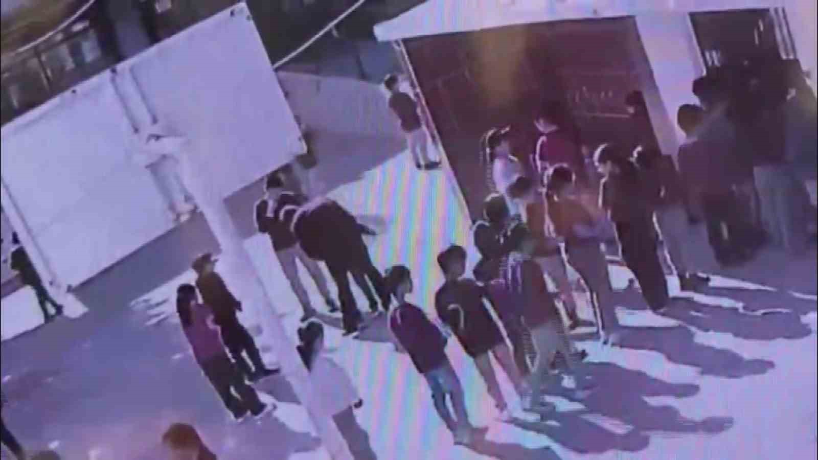 Havuç yerken nefes alamayan öğrenciyi, öğretmeni Heimlich manevrasıyla hayata tutundurdu 5 havuc yerken nefes alamayan ogrenciyi ogretmeni heimlich manevrasiyla hayata tutundurdu 1 JptJEmgK
