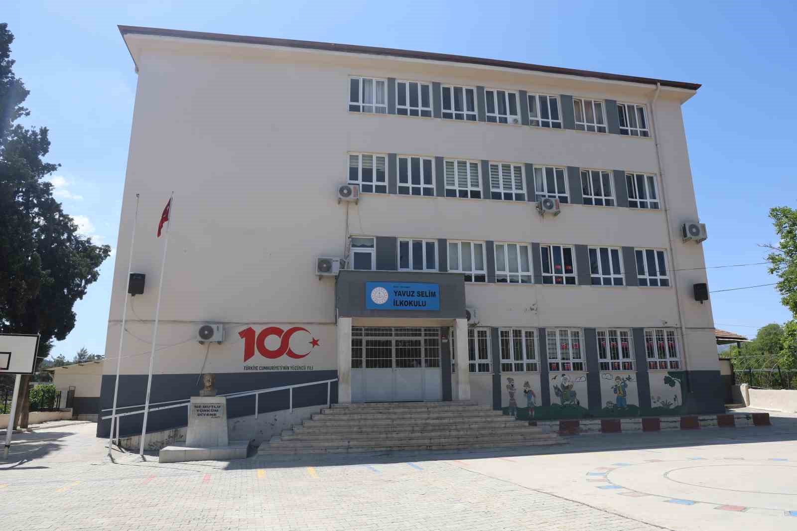 Havuç yerken nefes alamayan öğrenciyi, öğretmeni Heimlich manevrasıyla hayata tutundurdu 9 havuc yerken nefes alamayan ogrenciyi ogretmeni heimlich manevrasiyla hayata tutundurdu 5 hUGnIWKl