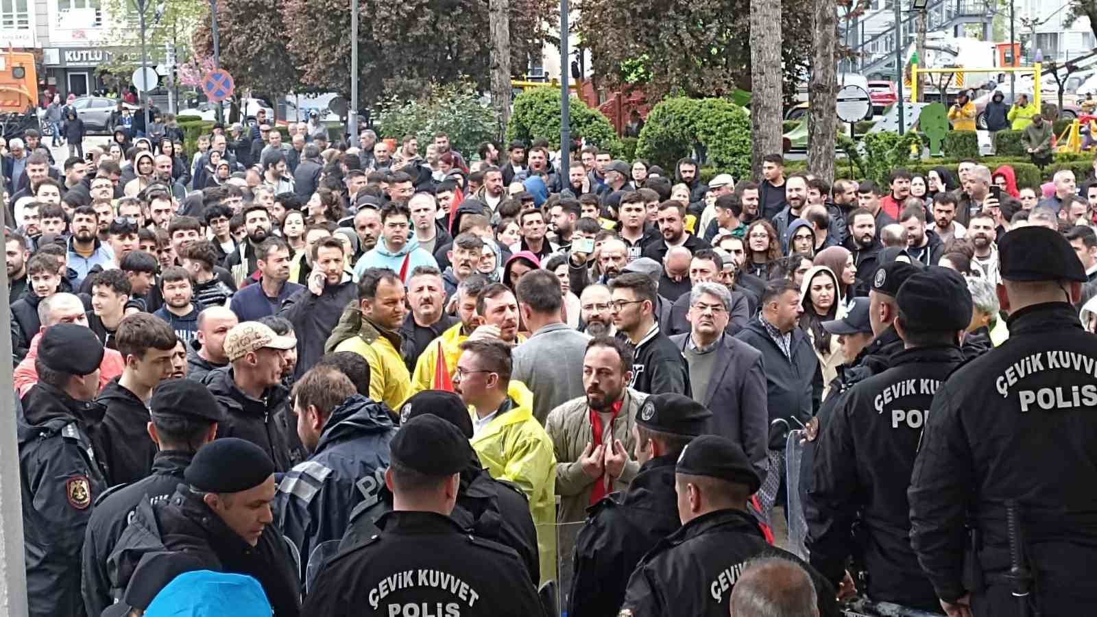 havzada afet bolgesi cagrisi vatandaslardan belediye onunde tepki 0 VI3iEQLj