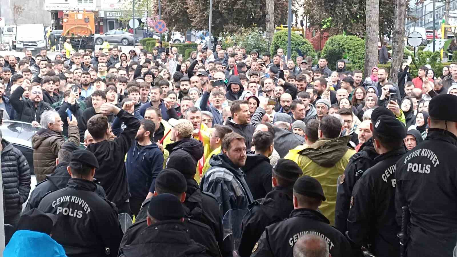 havzada afet bolgesi cagrisi vatandaslardan belediye onunde tepki 2 DHhTWC5E