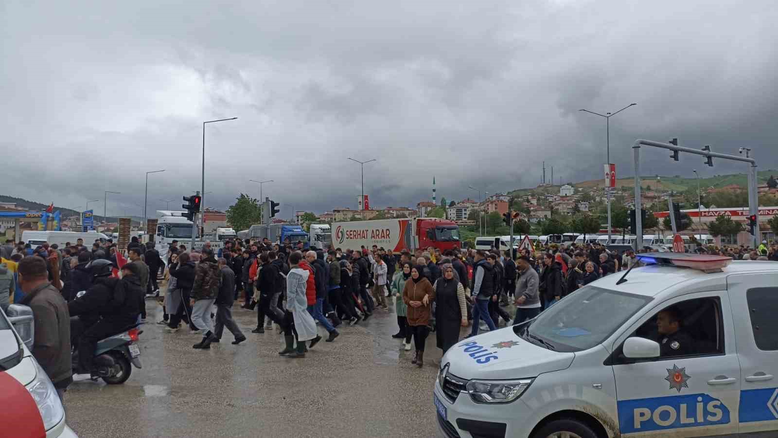 havzada afet bolgesi cagrisi vatandaslardan belediye onunde tepki 3
