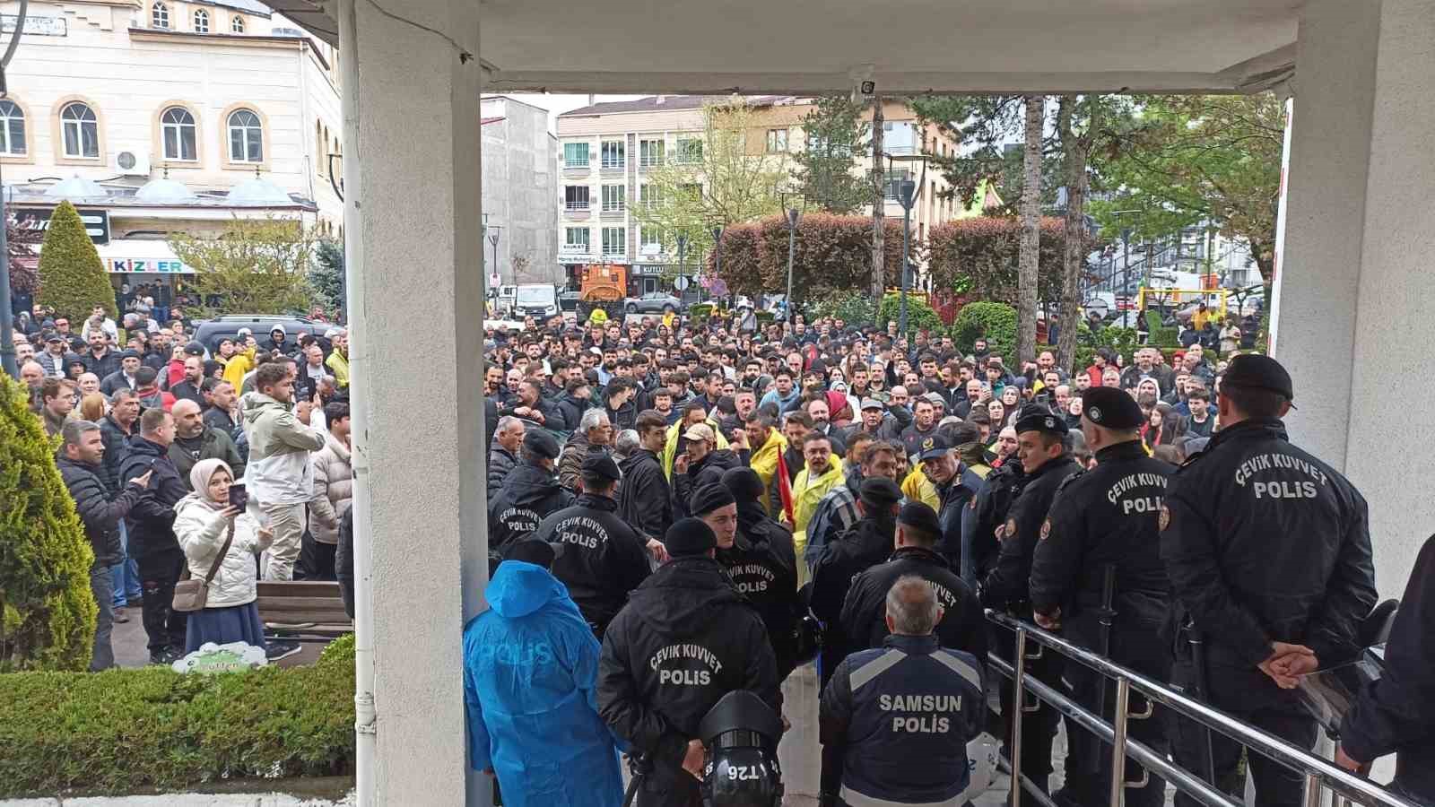 havzada afet bolgesi cagrisi vatandaslardan belediye onunde tepki 4 nTUtS6mv