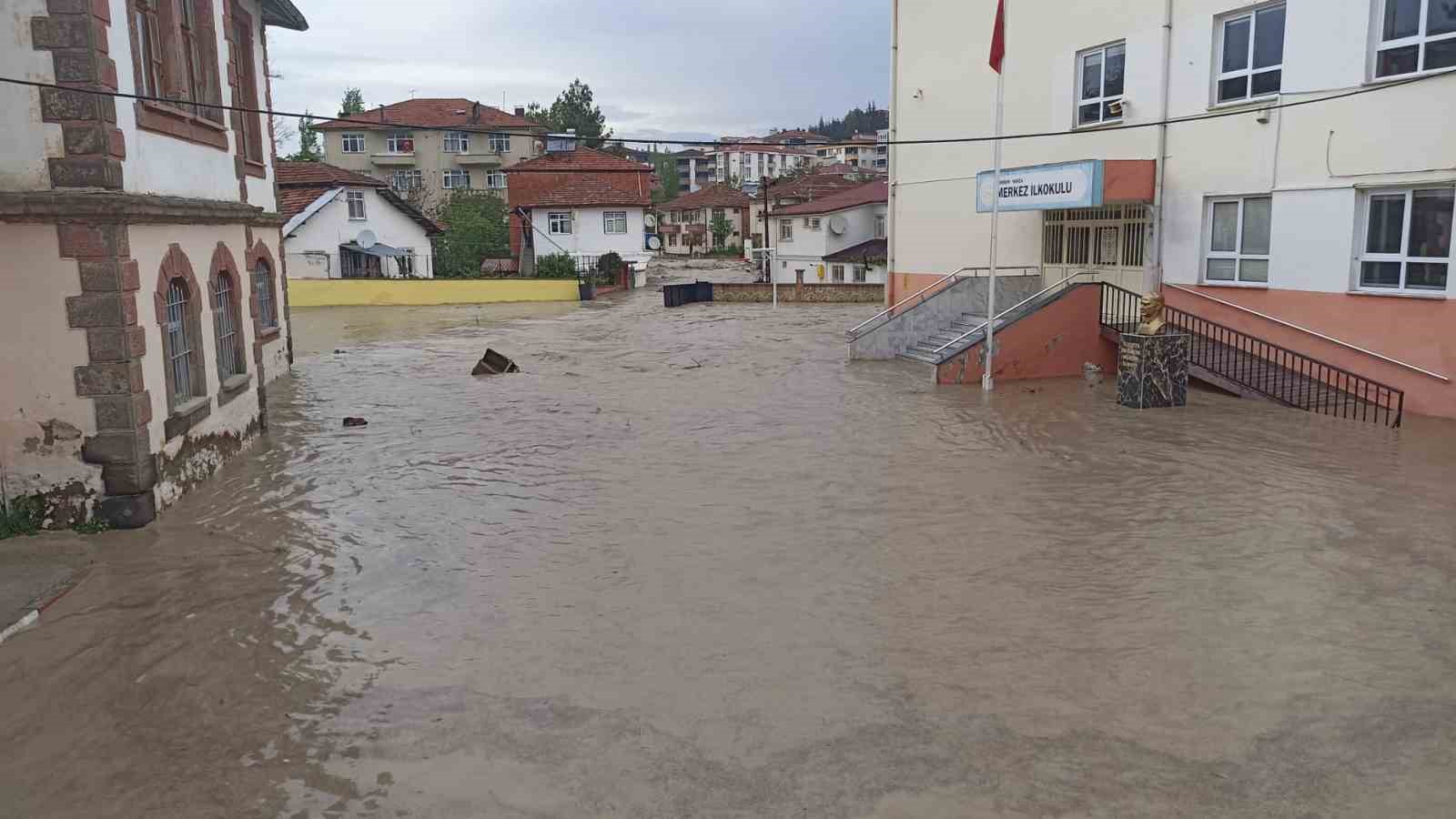 havzayi sel vurdu is yerlerini su basti araclar suruklendi 0 DP5SlTKm