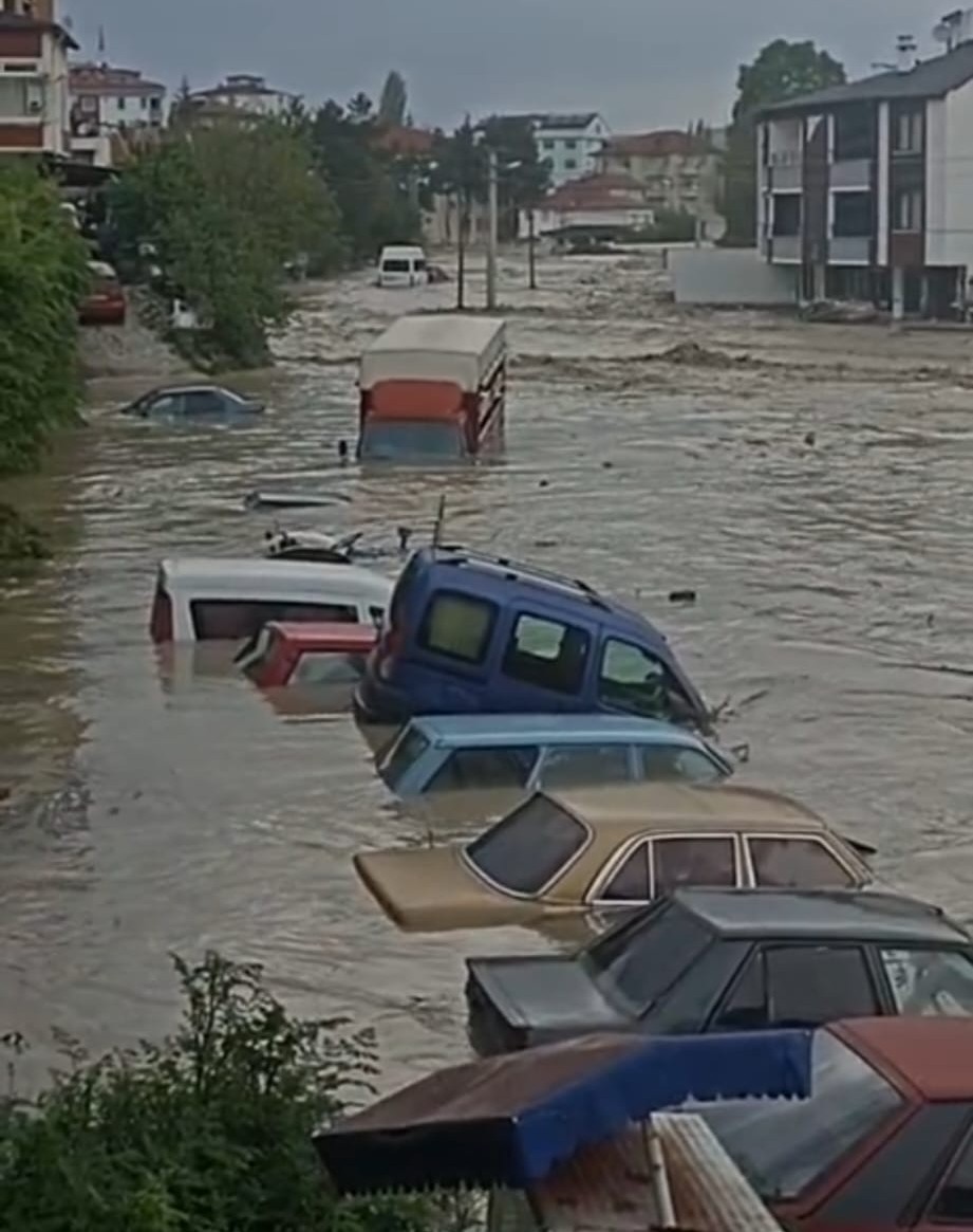 havzayi sel vurdu is yerlerini su basti araclar suruklendi 1 WJN2wFsu