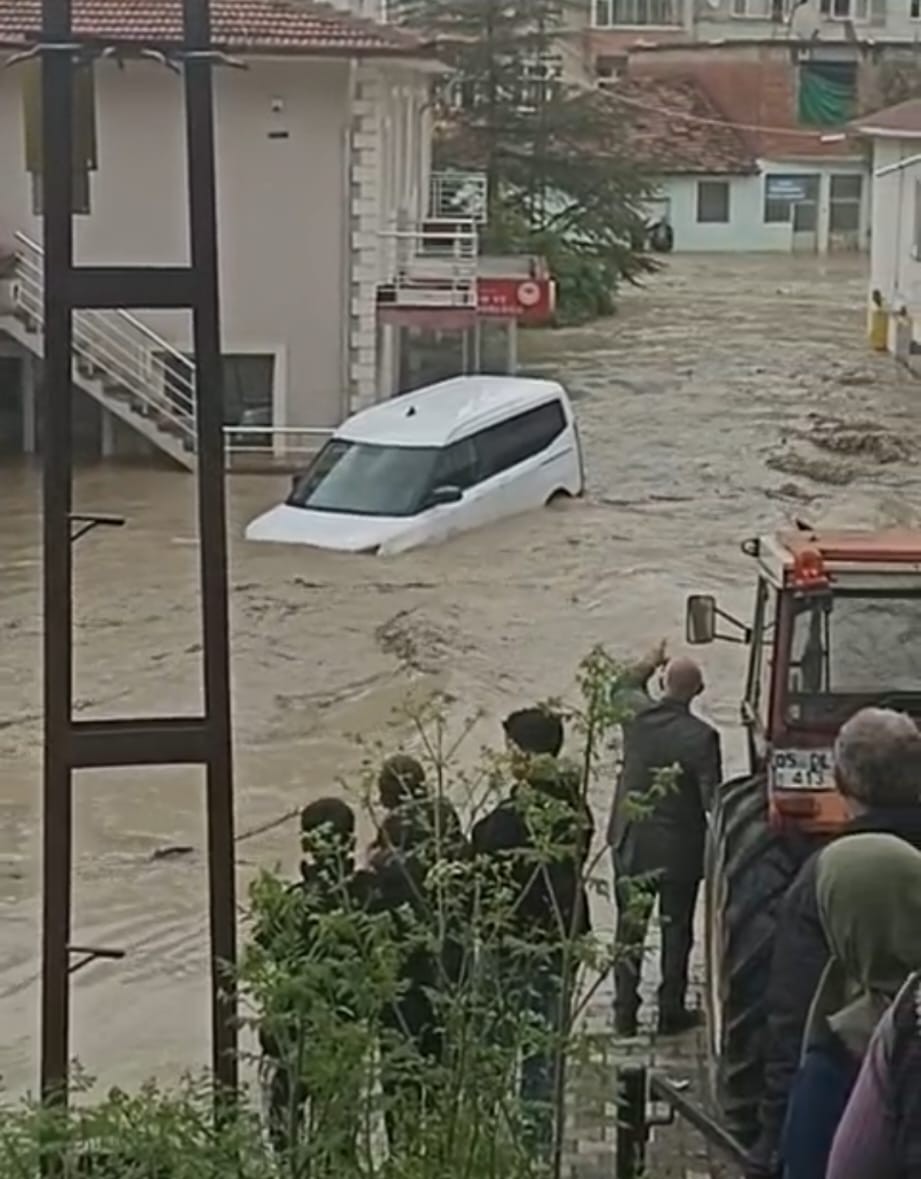 havzayi sel vurdu is yerlerini su basti araclar suruklendi 2 H7mYfJgK