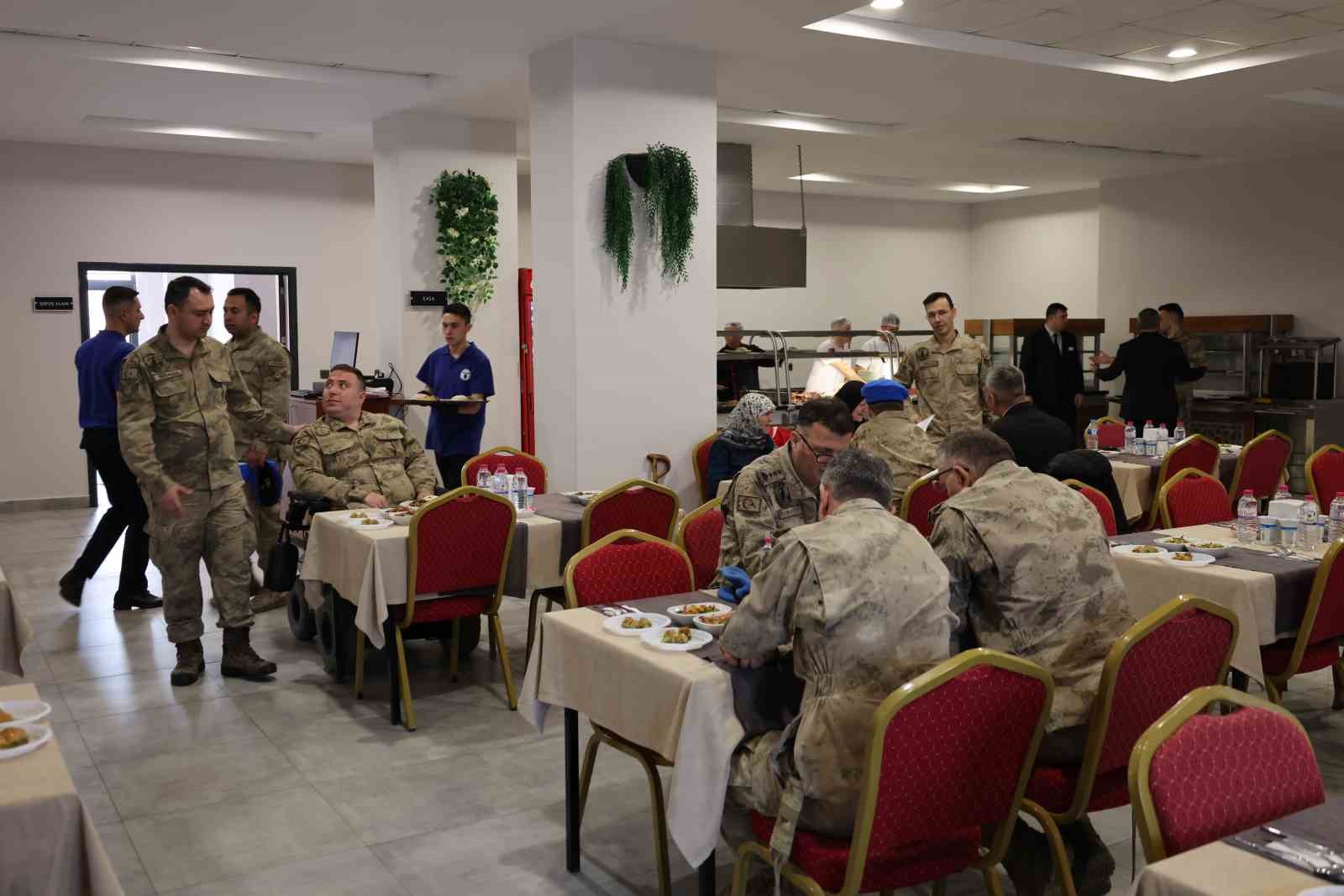 hayalindeki uniformayi giydi serkanin mutlulugu gozleri doldurdu 0 PLJaKTyK