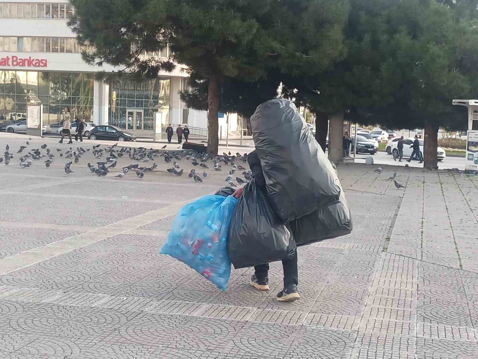 hayatin yukunu sirtinda tasiyor 0 E4ySlTFq