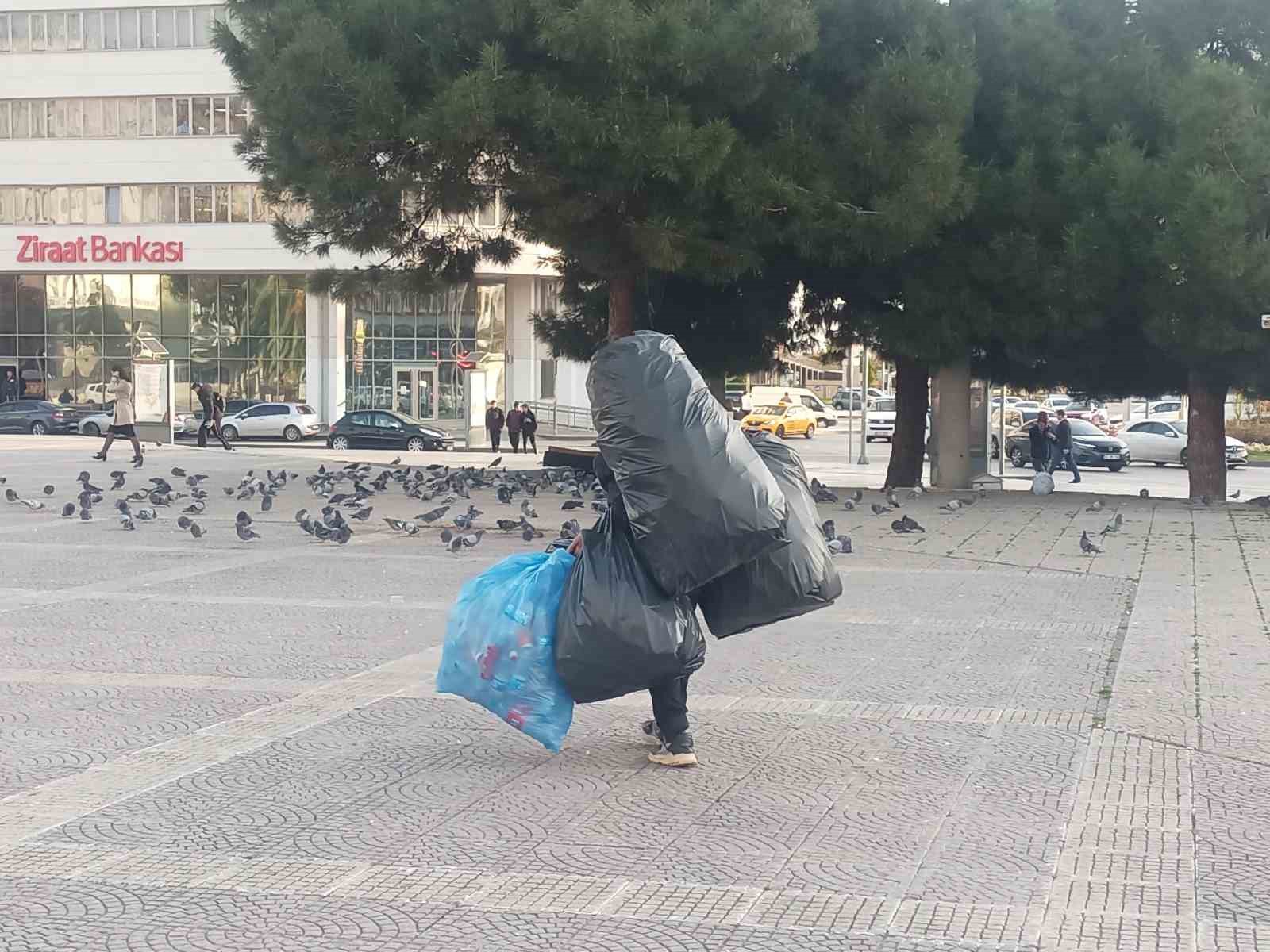 hayatin yukunu sirtinda tasiyor 1 FmSILdGW