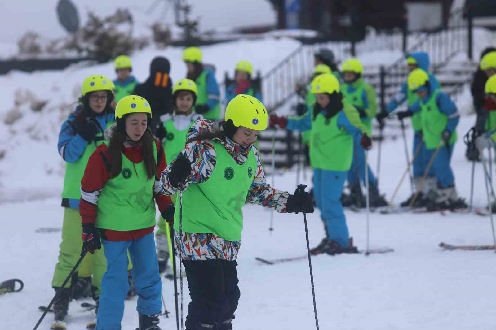 hayatinda ilk kez uludaga ciktilar 1000 cocuk kayak projesiyle yuzlerce ogrenci karla bulustu 0 QBNukU1y