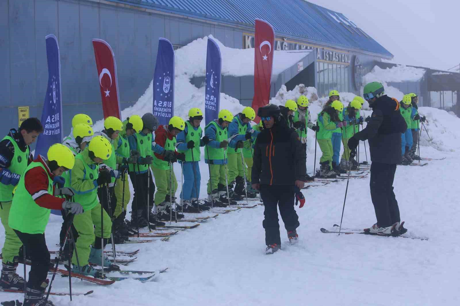 hayatinda ilk kez uludaga ciktilar 1000 cocuk kayak projesiyle yuzlerce ogrenci karla bulustu 1 mBA9MzLR