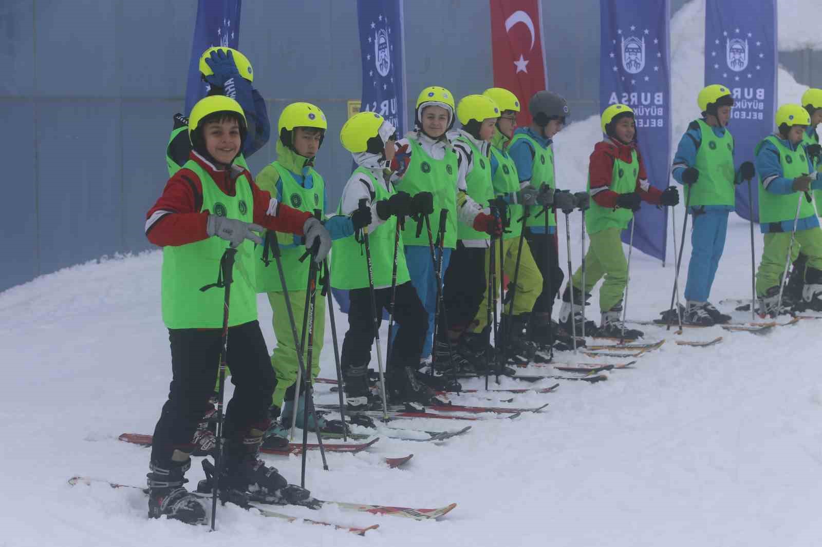 hayatinda ilk kez uludaga ciktilar 1000 cocuk kayak projesiyle yuzlerce ogrenci karla bulustu 3 GTksyAAg