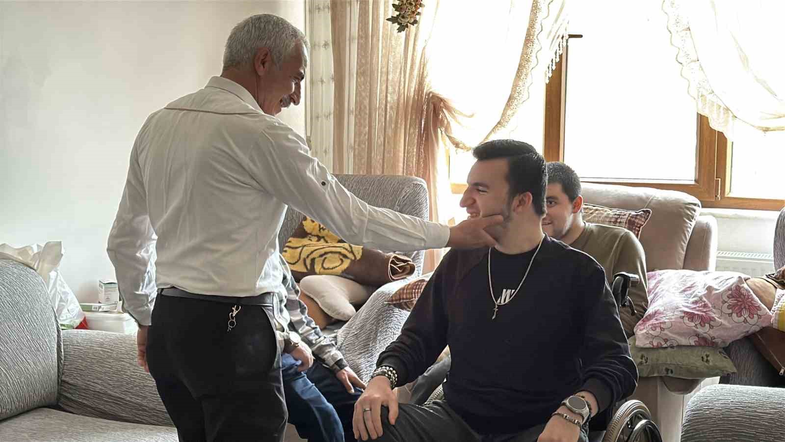 hayatini 3 engelli ogluna adadi sair ressam ve tiyatrocu kardesler 1 8aXnbOyC