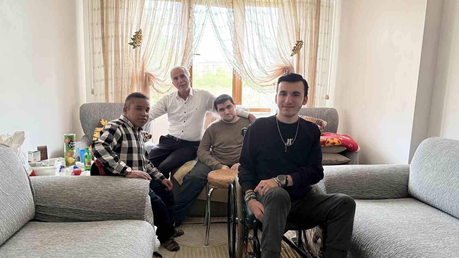 hayatini 3 engelli ogluna adadi sair ressam ve tiyatrocu kardesler 3