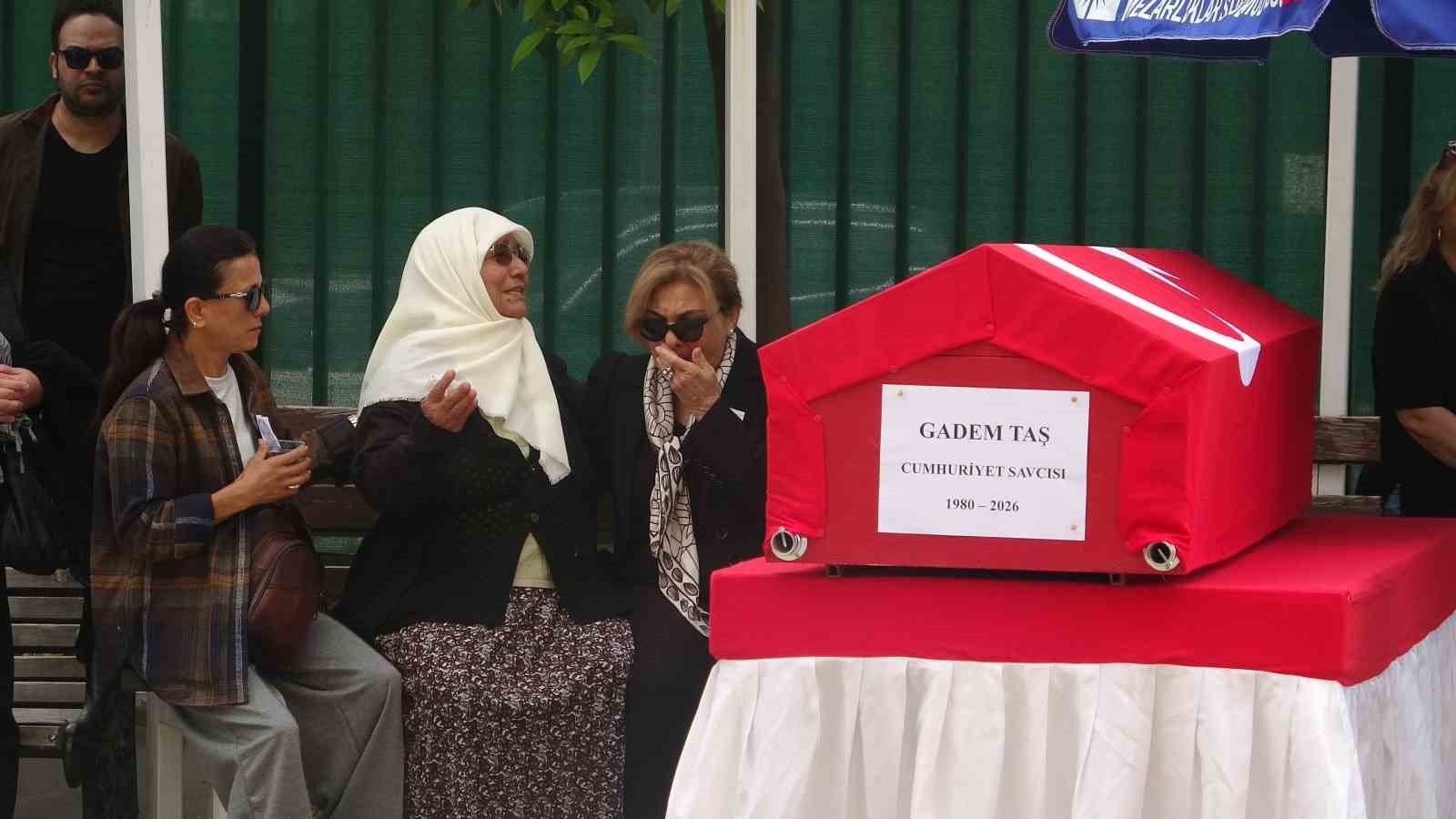 Hayatını kaybeden Cumhuriyet Savcısı Gadem Taş’a adliyede hüzünlü veda 6 hayatini kaybeden cumhuriyet savcisi gadem tasa adliyede huzunlu veda 2 gPq26uck