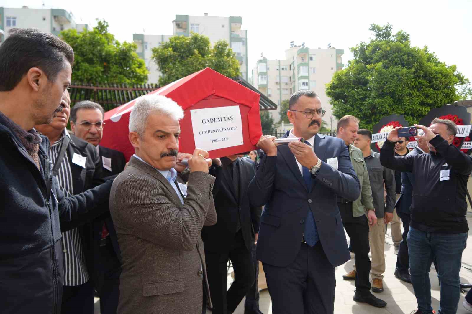 Hayatını kaybeden Cumhuriyet Savcısı Gadem Taş’a adliyede hüzünlü veda 10 hayatini kaybeden cumhuriyet savcisi gadem tasa adliyede huzunlu veda 6 bX47eXlL