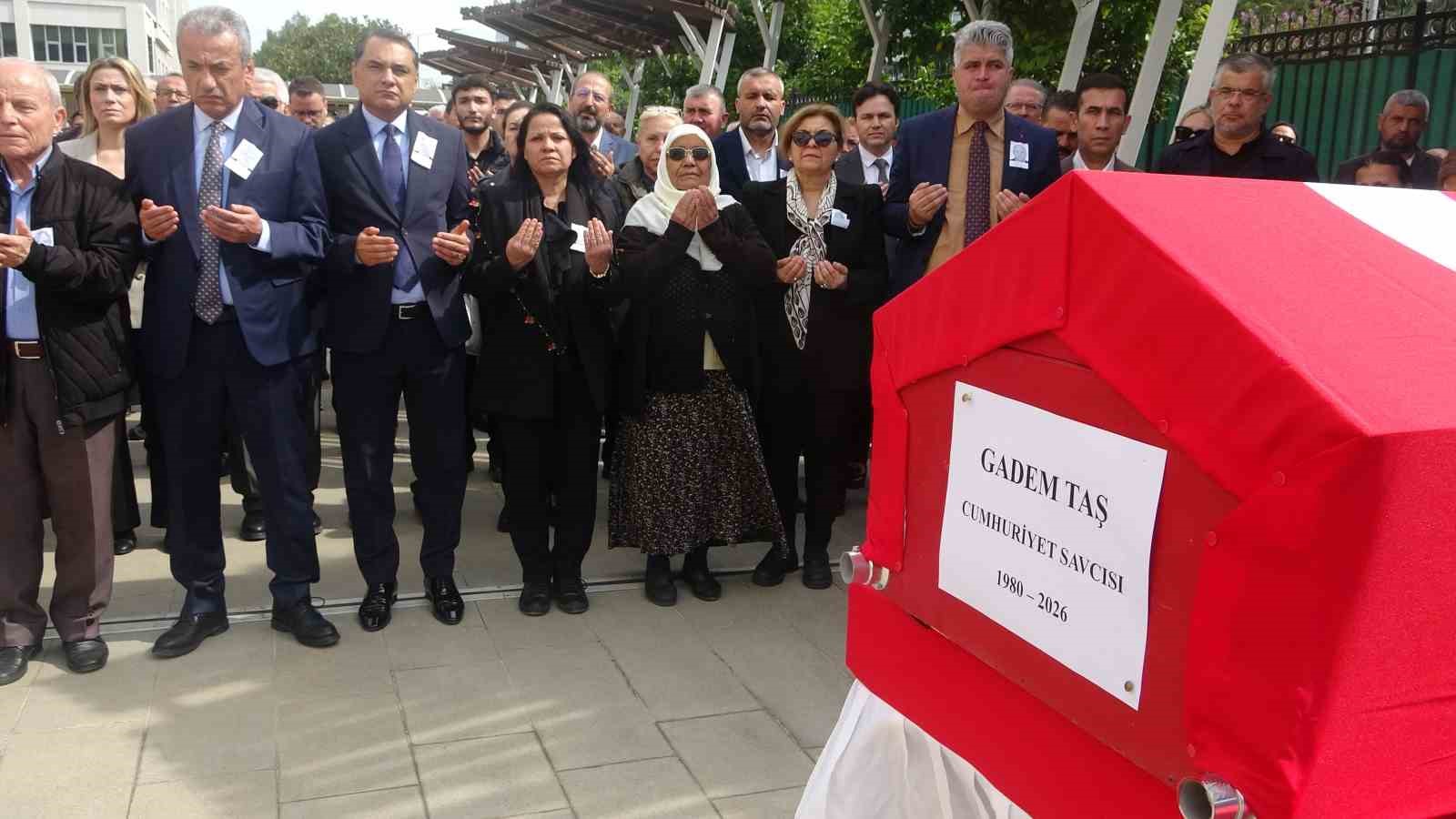 Hayatını kaybeden Cumhuriyet Savcısı Gadem Taş’a adliyede hüzünlü veda 12 hayatini kaybeden cumhuriyet savcisi gadem tasa adliyede huzunlu veda 8 ftRD4yfU