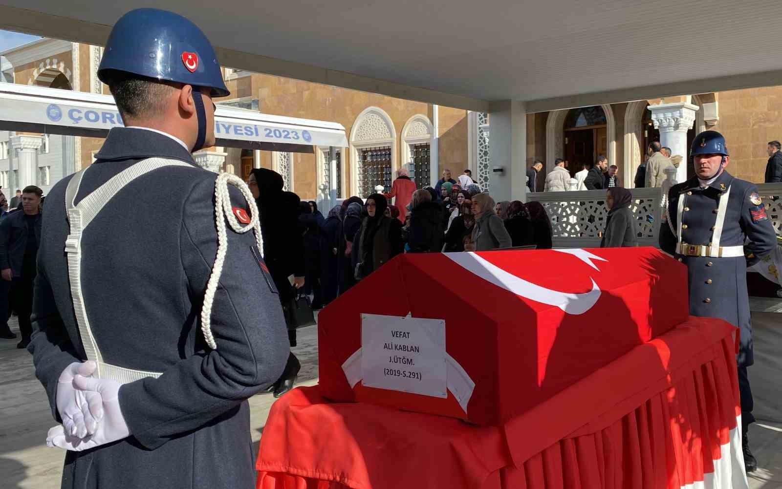 hayatini kaybeden ustegmen son yolculuguna ugurlandi 11 JtTUOv4Y