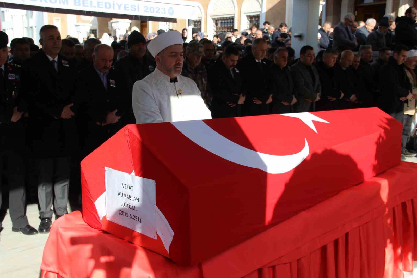 hayatini kaybeden ustegmen son yolculuguna ugurlandi 15