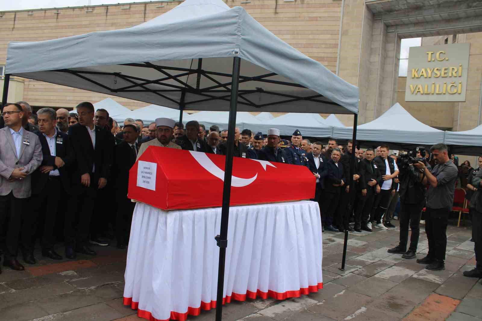 hayatini kaybeden vali yardimcisi esmer icin toren duzenlendi 6