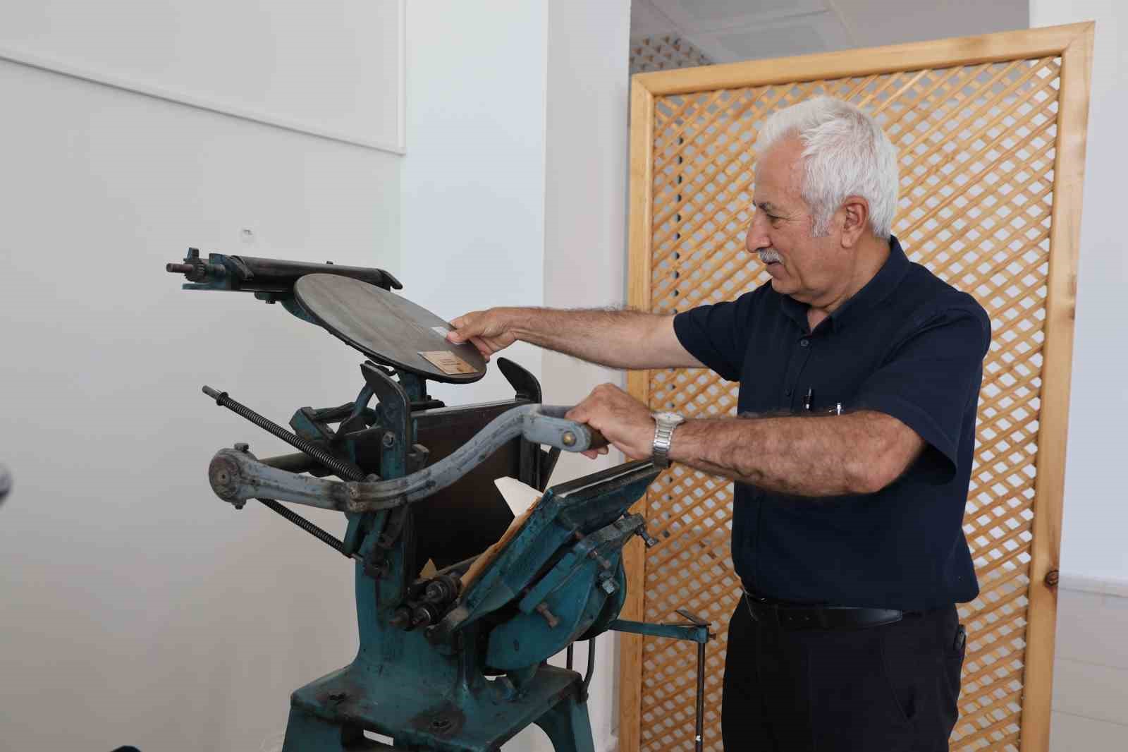 hayatini ogrencilere adadi fakulteye iletisim muzesi kurdu 2 ebaiYUzG