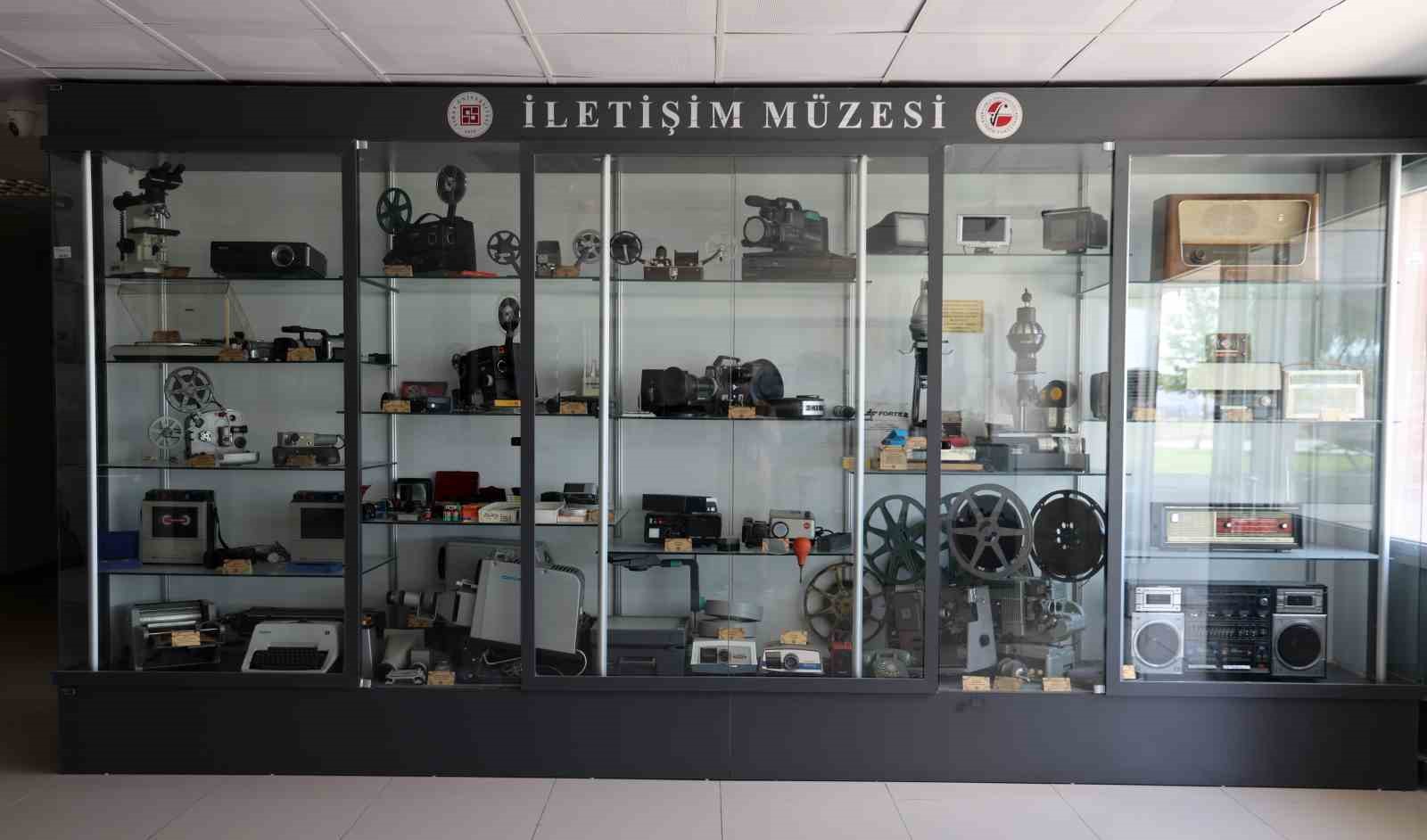 hayatini ogrencilere adadi fakulteye iletisim muzesi kurdu 4 yULZzs1l