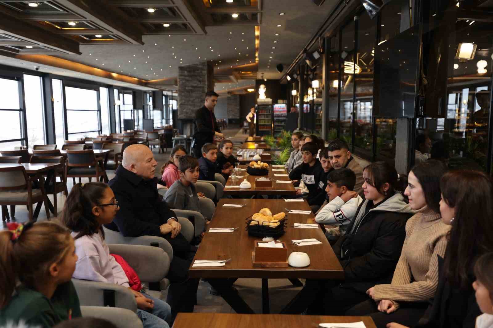 hayatlarinda ilk kez gondola binmenin heyecanini yasadilar 1 RMlsL57a