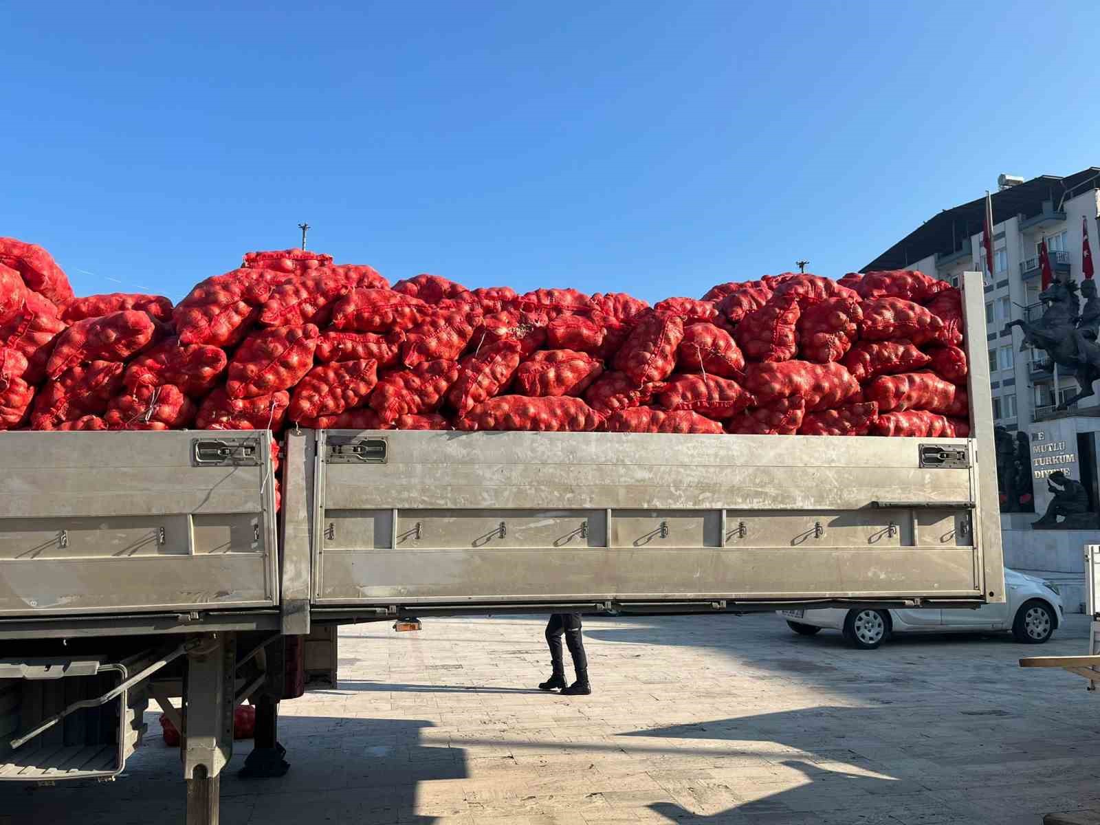 hayir icin dagitilan tonlarca sogan bir saatte tukendi 1 vcjeGVpT