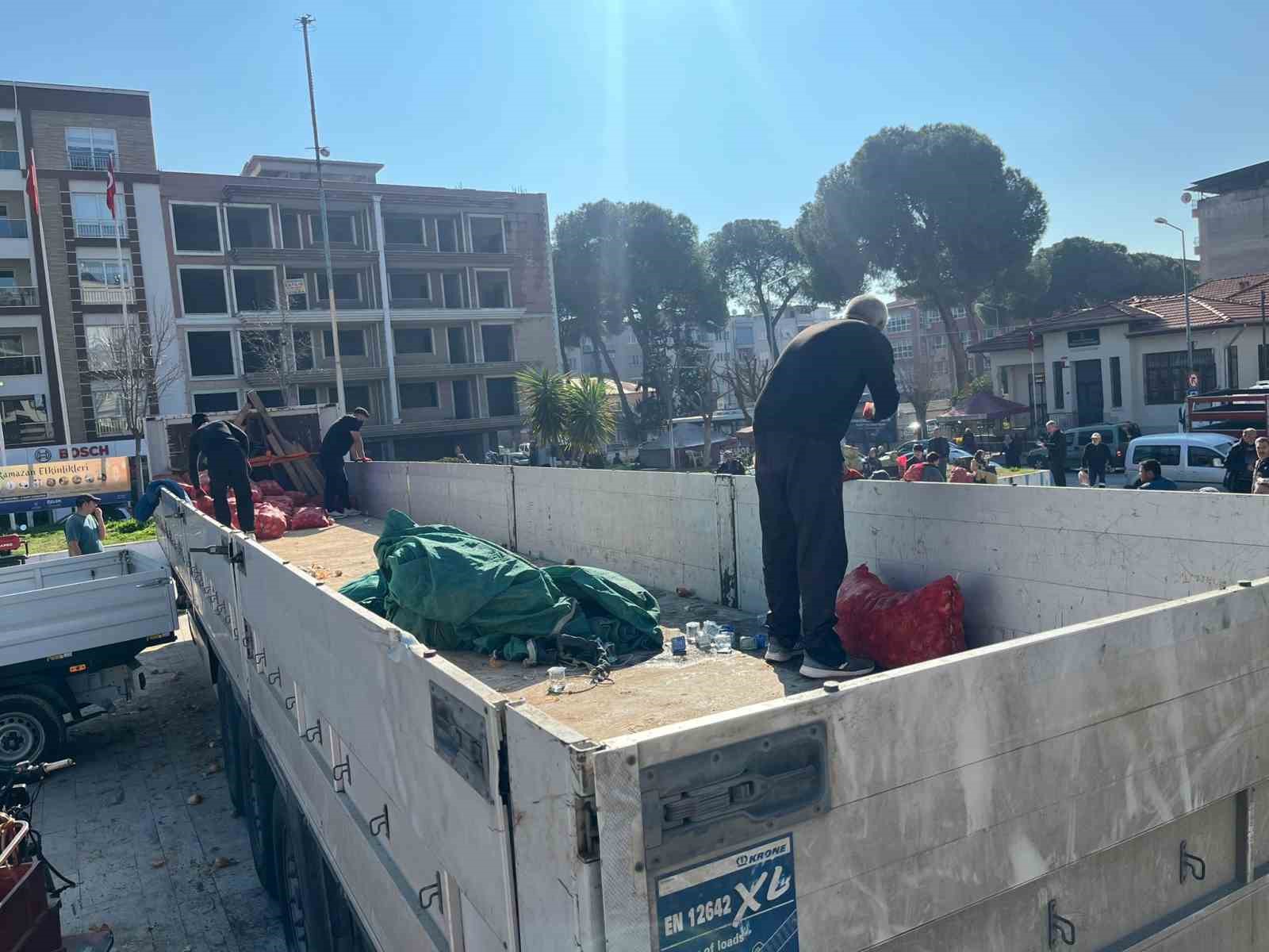 hayir icin dagitilan tonlarca sogan bir saatte tukendi 2 mITz9PaT