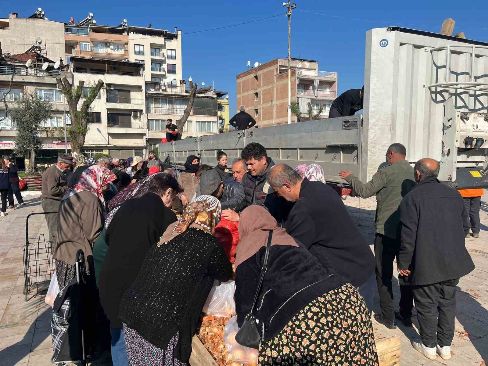hayir icin dagitilan tonlarca sogan bir saatte tukendi 3 FRbyA5fP