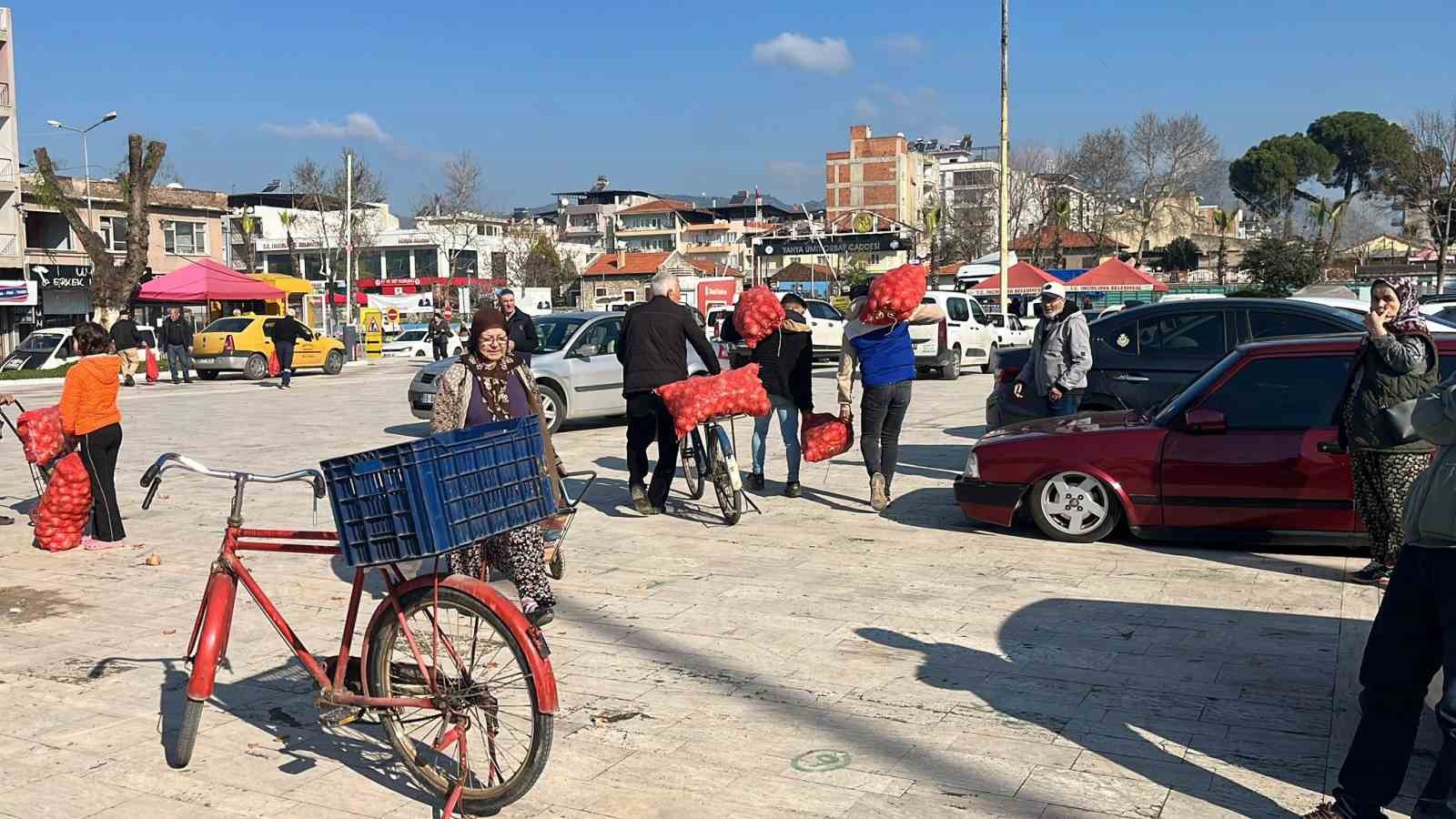 hayir icin dagitilan tonlarca sogan bir saatte tukendi 4