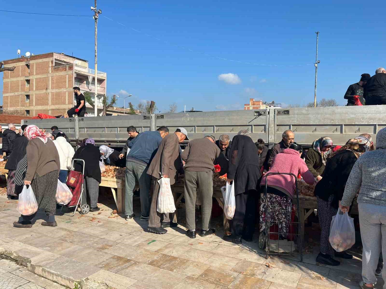 hayir icin dagitilan tonlarca sogan bir saatte tukendi 5