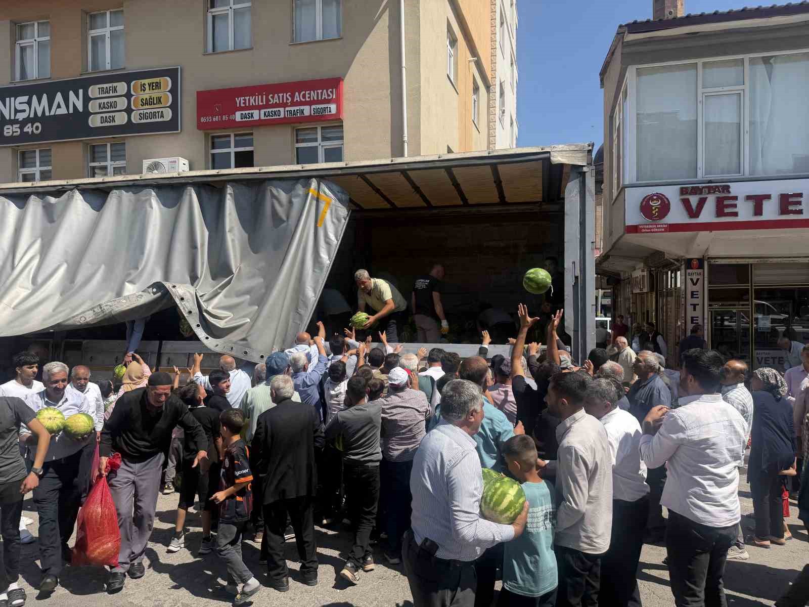 Hayırsever çiftçi 30 ton karpuzu ücretsiz dağıttı 4 hayirsever ciftci 30 ton karpuzu ucretsiz dagitti 0