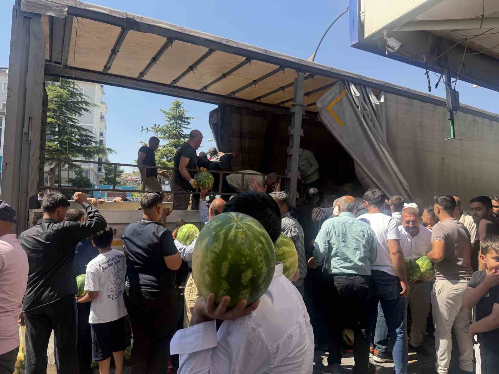 Hayırsever çiftçi 30 ton karpuzu ücretsiz dağıttı 5 hayirsever ciftci 30 ton karpuzu ucretsiz dagitti 1 MkzZvp9Z