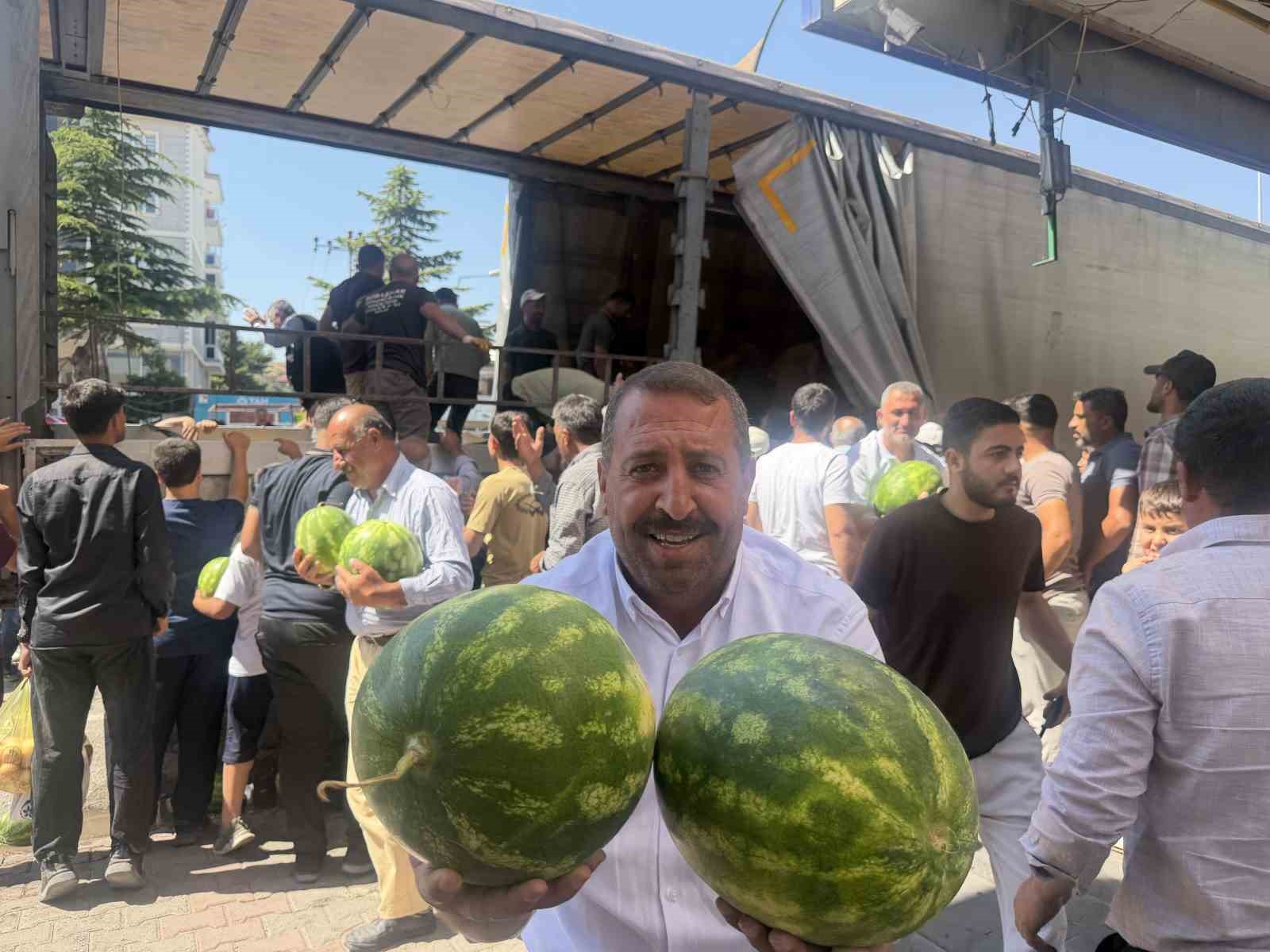 Hayırsever çiftçi 30 ton karpuzu ücretsiz dağıttı 6 hayirsever ciftci 30 ton karpuzu ucretsiz dagitti 2 ZQ5OIA4X