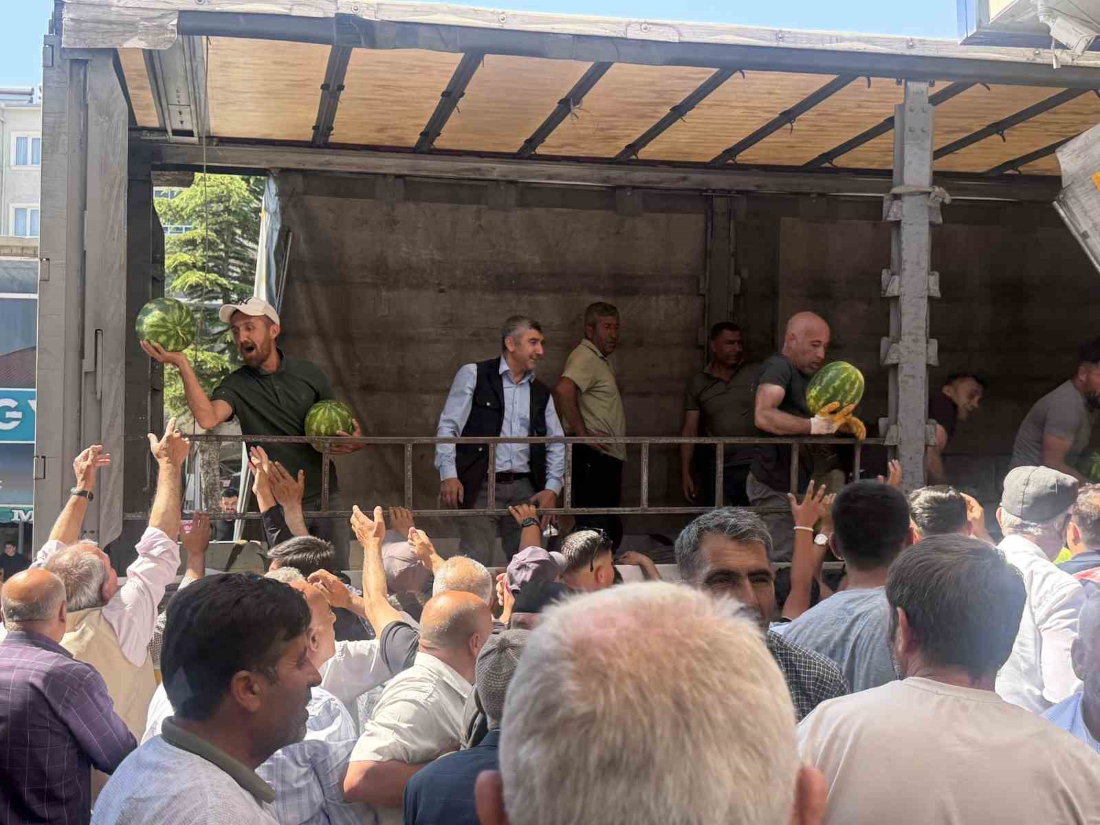 Hayırsever çiftçi 30 ton karpuzu ücretsiz dağıttı 7 hayirsever ciftci 30 ton karpuzu ucretsiz dagitti 3 pPlzaGXz