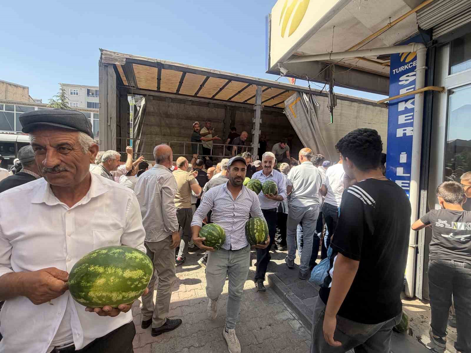 Hayırsever çiftçi 30 ton karpuzu ücretsiz dağıttı 8 hayirsever ciftci 30 ton karpuzu ucretsiz dagitti 4