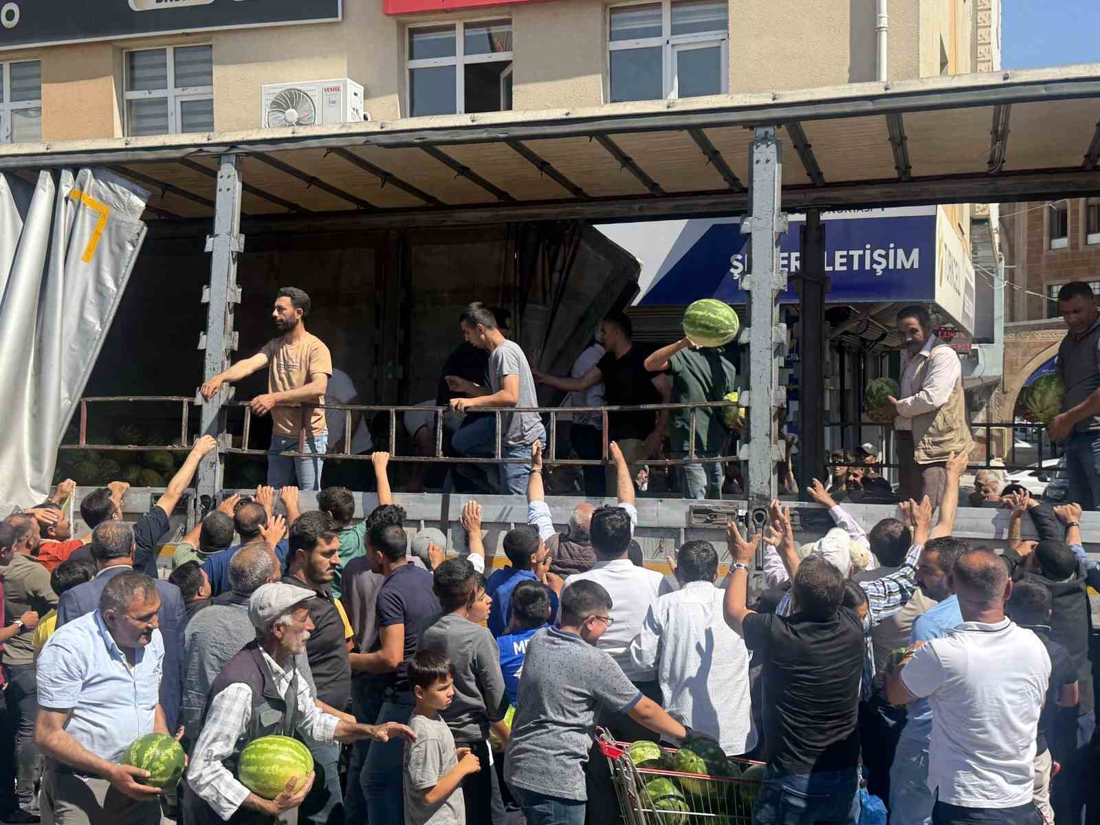 Hayırsever çiftçi 30 ton karpuzu ücretsiz dağıttı 9 hayirsever ciftci 30 ton karpuzu ucretsiz dagitti 5 pRlRbsOs