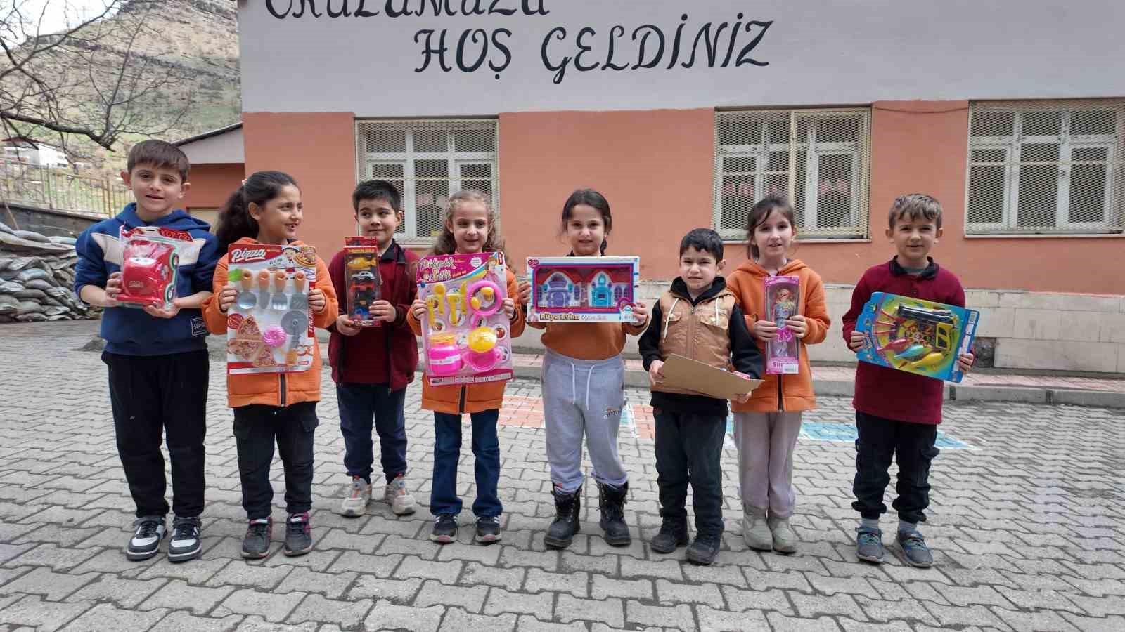 hayirsever polisten binlerce ogrenciye anlamli destek 2 4jwrtBLC