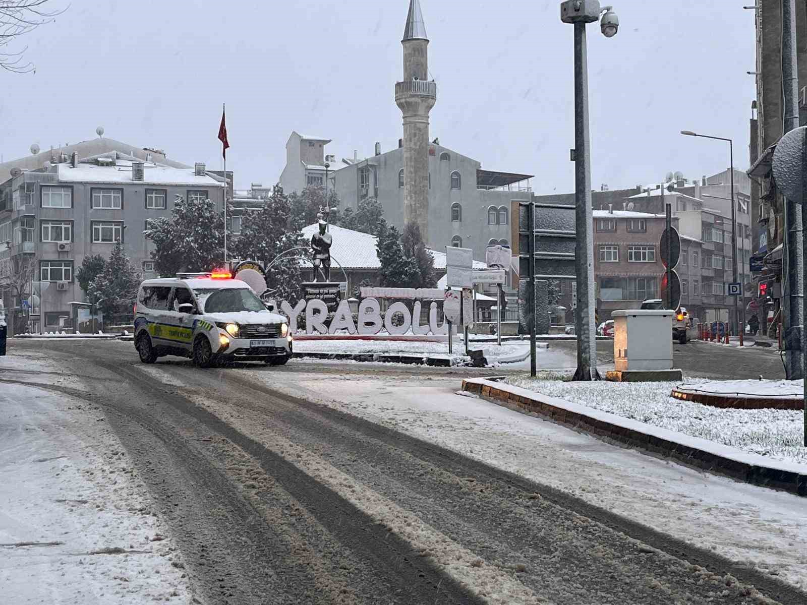 Hayrabolu’da kar yağışı etkisini artırdı: Taşımalı eğitime 1 gün ara verildi 4 hayraboluda kar yagisi etkisini artirdi tasimali egitime 1 gun ara verildi 0 g577Xzq7