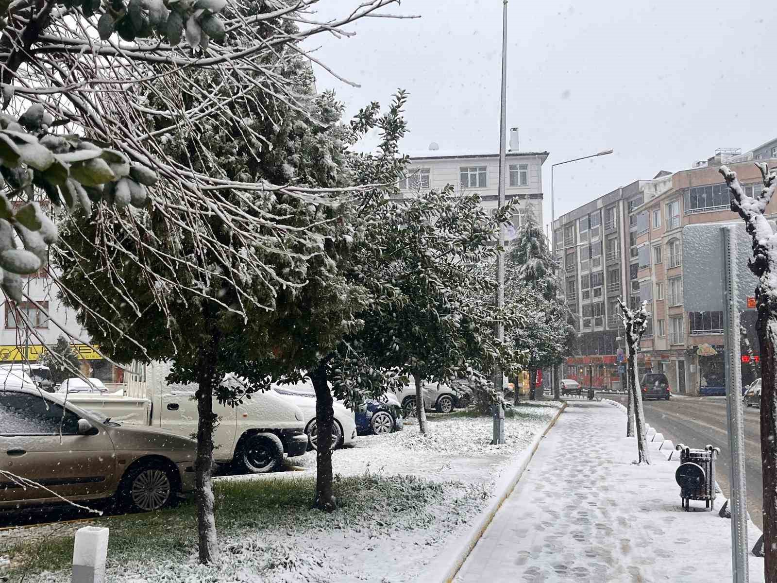 Hayrabolu’da kar yağışı etkisini artırdı: Taşımalı eğitime 1 gün ara verildi 5 hayraboluda kar yagisi etkisini artirdi tasimali egitime 1 gun ara verildi 1 UpngGV8W