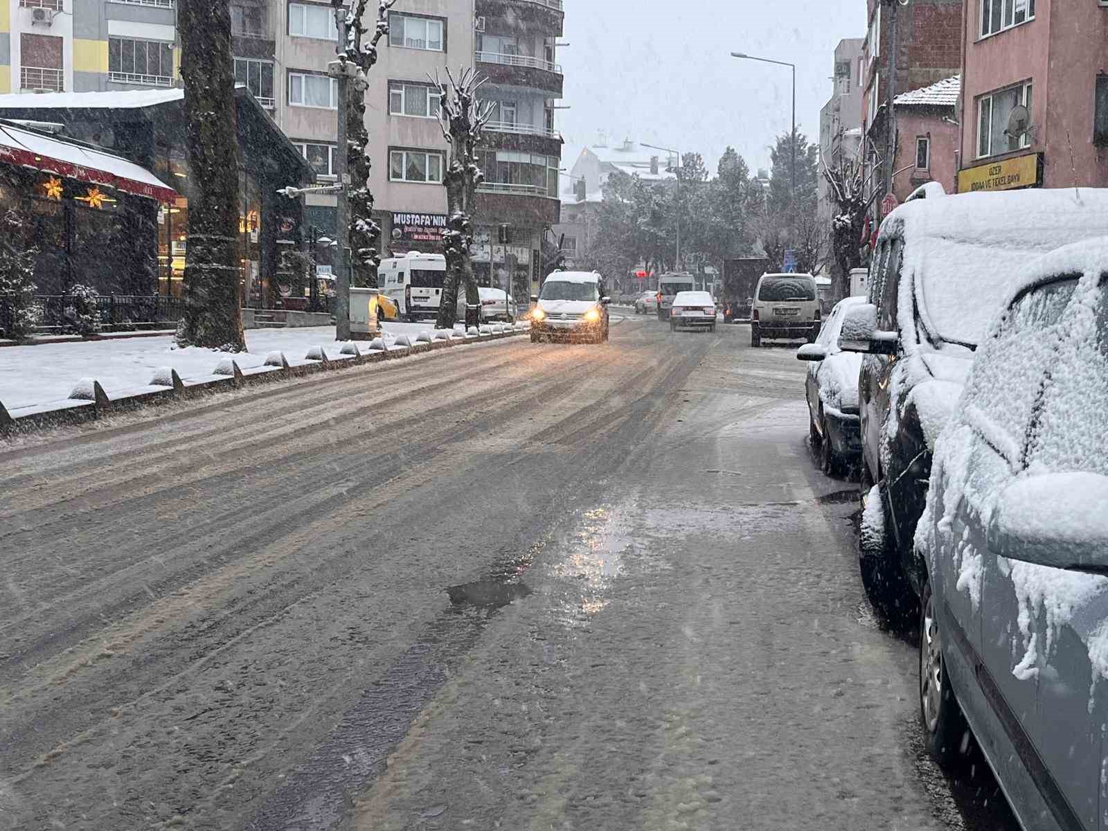 Hayrabolu’da kar yağışı etkisini artırdı: Taşımalı eğitime 1 gün ara verildi 6 hayraboluda kar yagisi etkisini artirdi tasimali egitime 1 gun ara verildi 2 zfFKAkzh