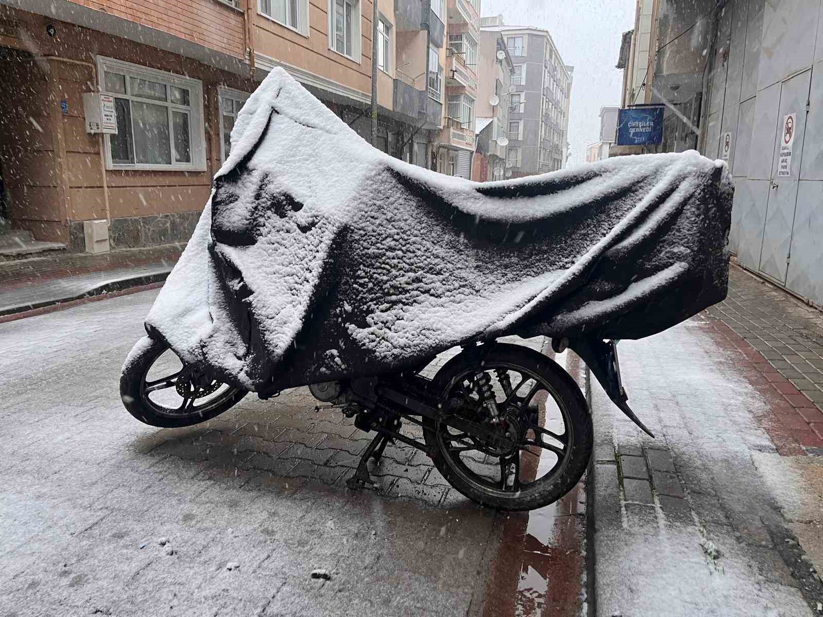Hayrabolu’da kar yağışı etkisini artırdı: Taşımalı eğitime 1 gün ara verildi 7 hayraboluda kar yagisi etkisini artirdi tasimali egitime 1 gun ara verildi 3