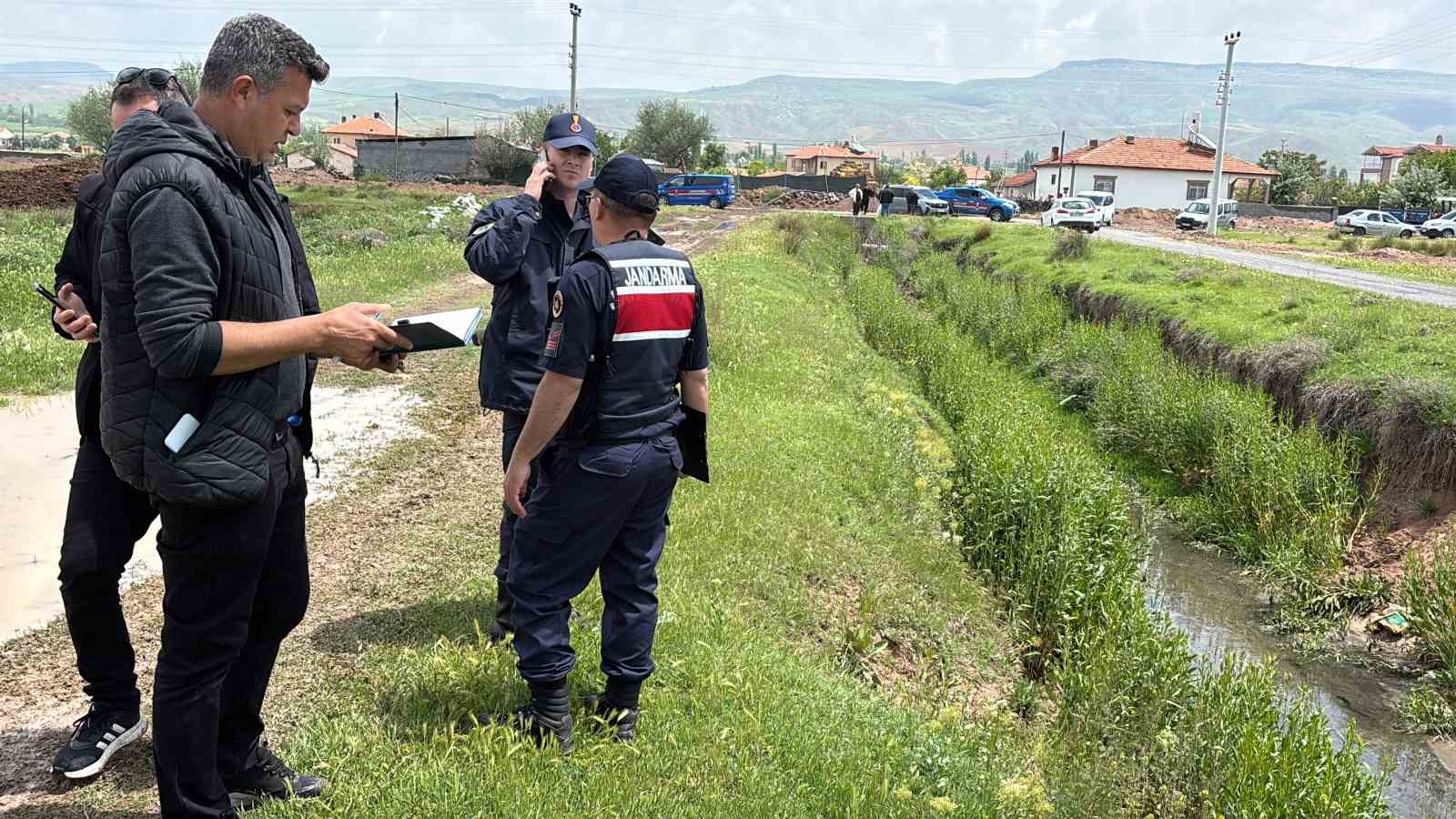 hayvan gubresinin altinda kalan genc agir yaralandi 4 lv5GwYM4