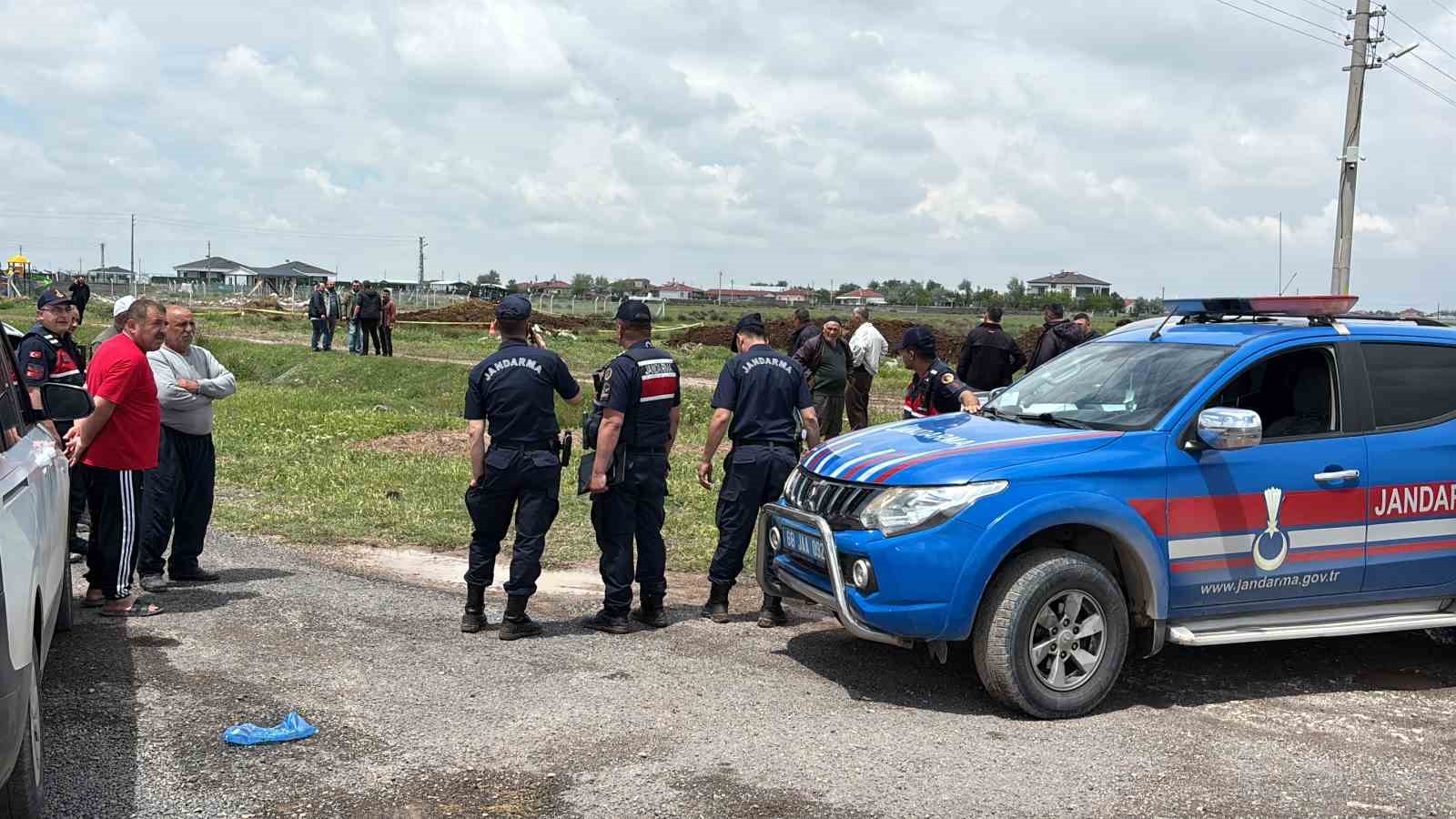 hayvan gubresinin altinda kalan genc agir yaralandi 7 mQklNTtR