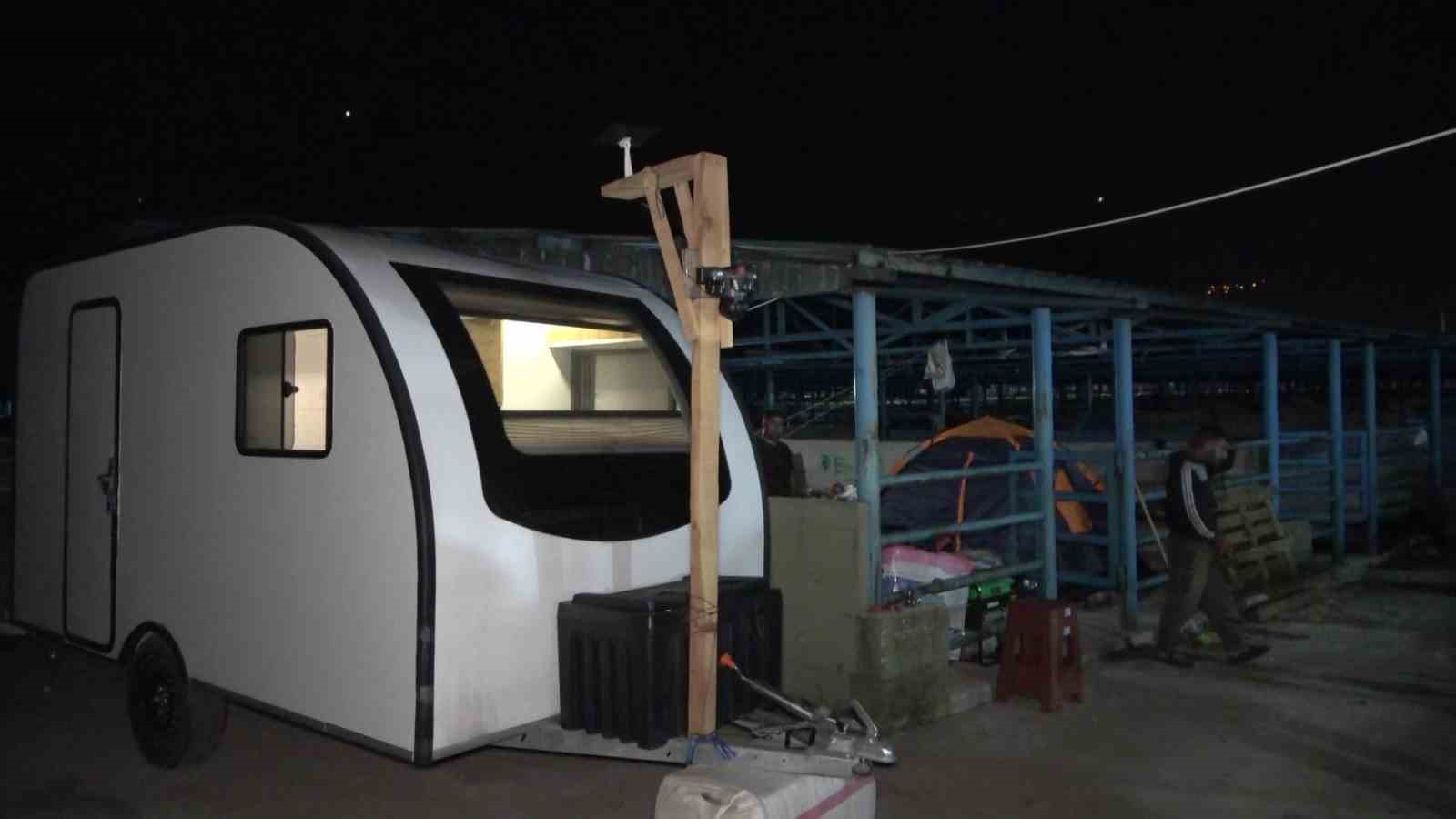 hayvan pazarinda karavan ve cadir kamping 0 iEanYaqk