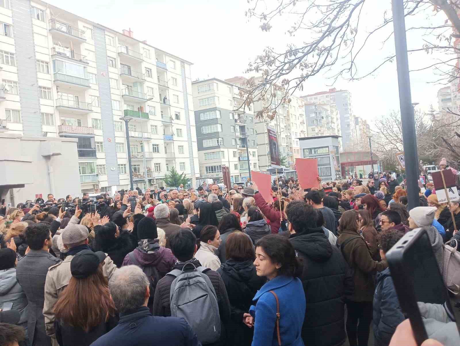 hayvanseverlerden metroda belediye gorevlilerince olduruldugu iddia edilen kopek icin abbye tepki 3 beYThLZd