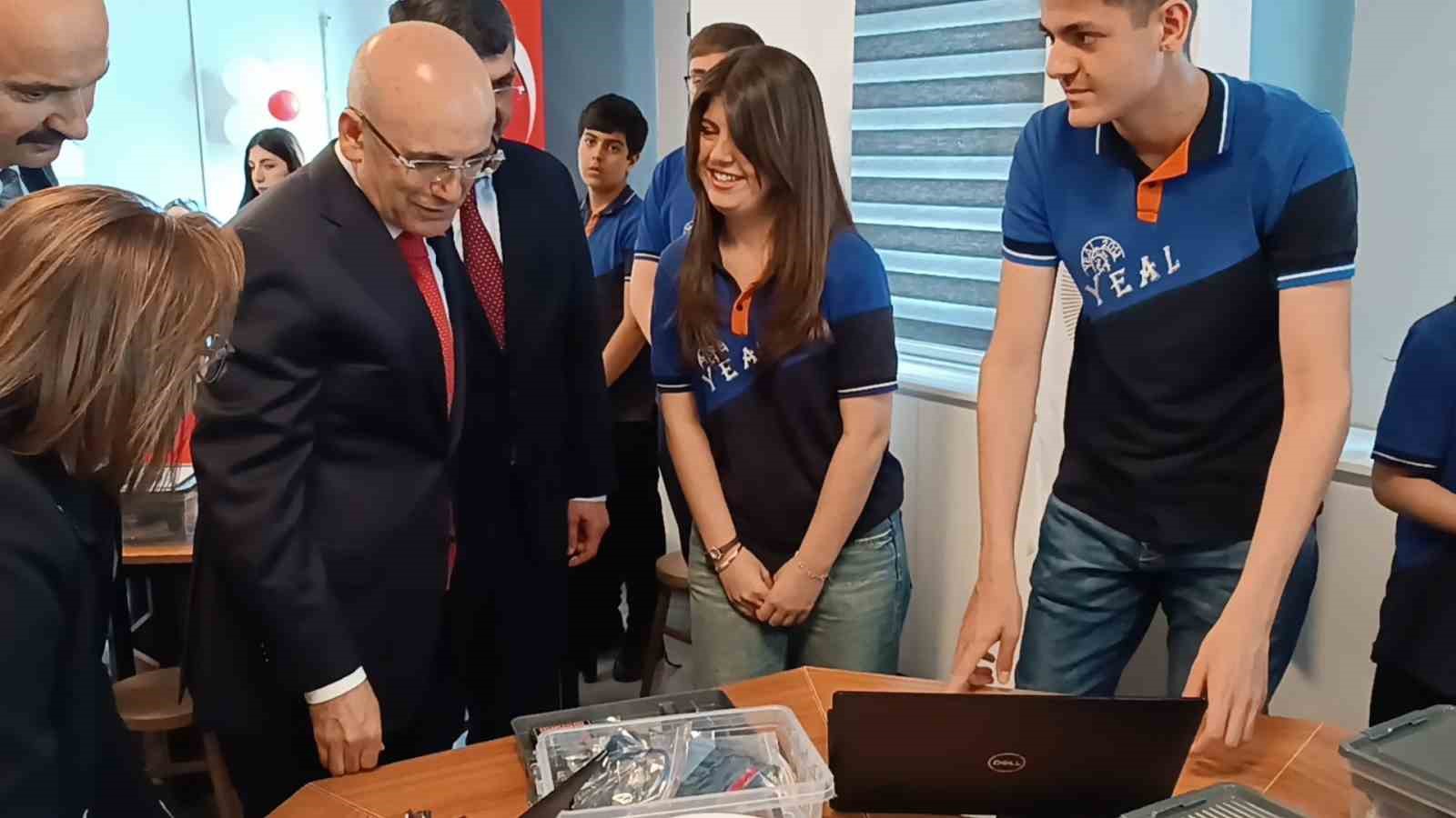 Hazine ve Maliye Bakanı Şimşek, 50 adet yapay zeka atölyesinin açılışını gerçekleştirdi 8 hazine ve maliye bakani simsek 50 adet yapay zeka atolyesinin acilisini gerceklestirdi 4
