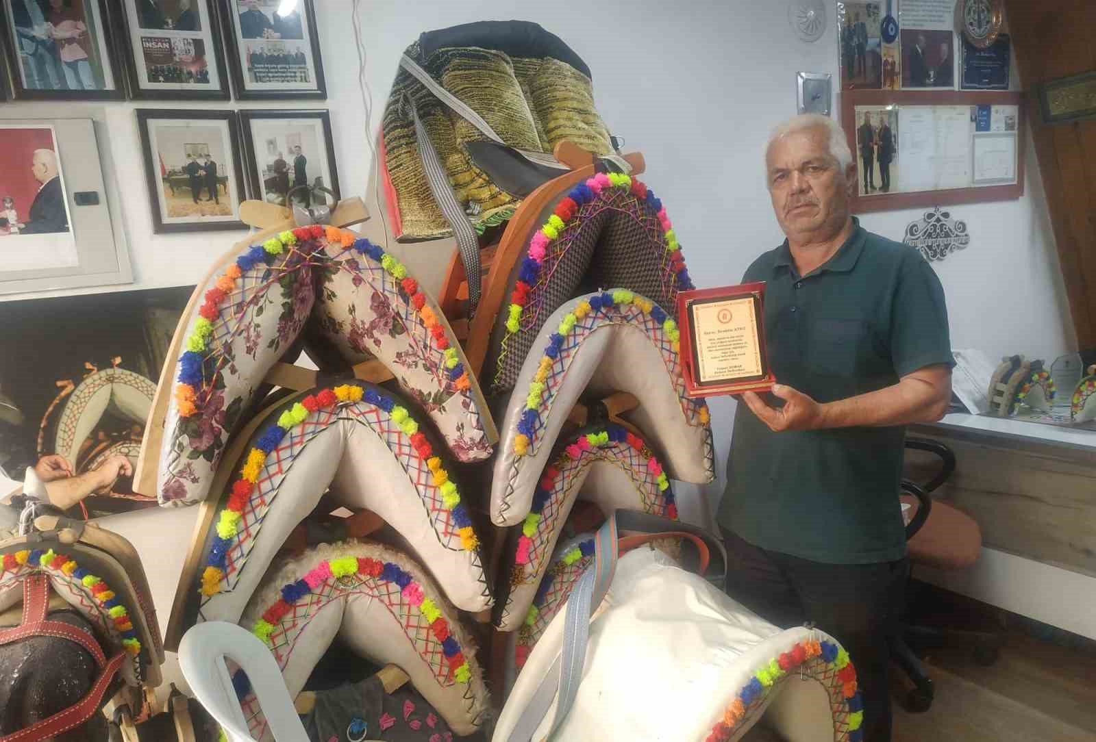 Hazine ve Maliye Bakanlığı’ndan Beypazarlı semerci ustasına plaket 4 hazine ve maliye bakanligindan beypazarli semerci ustasina plaket 0 1SWv5iXp