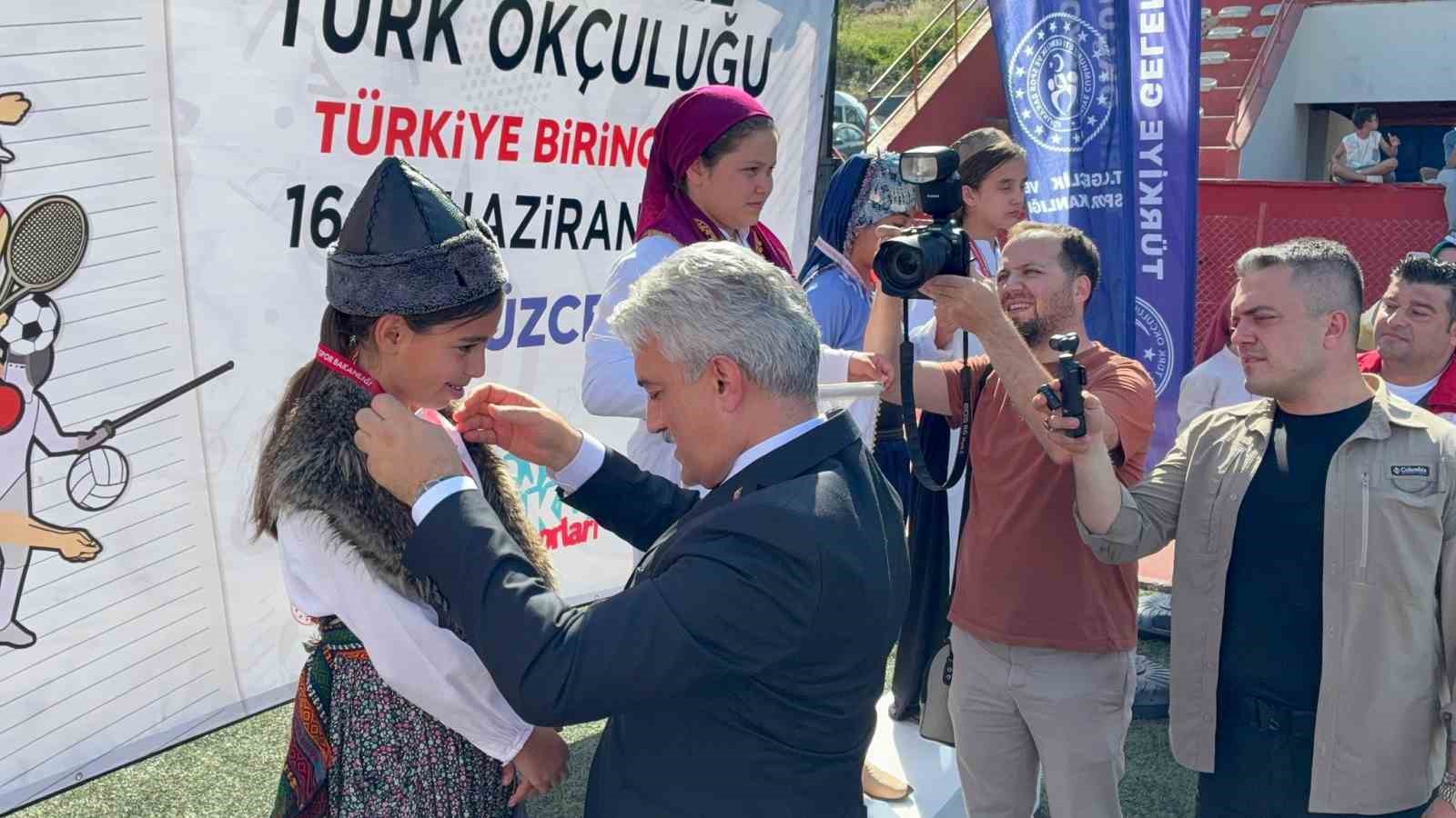 Hedefi ortadan vuran sporcular, madalyalarını aldı 5 hedefi ortadan vuran sporcular madalyalarini aldi 1